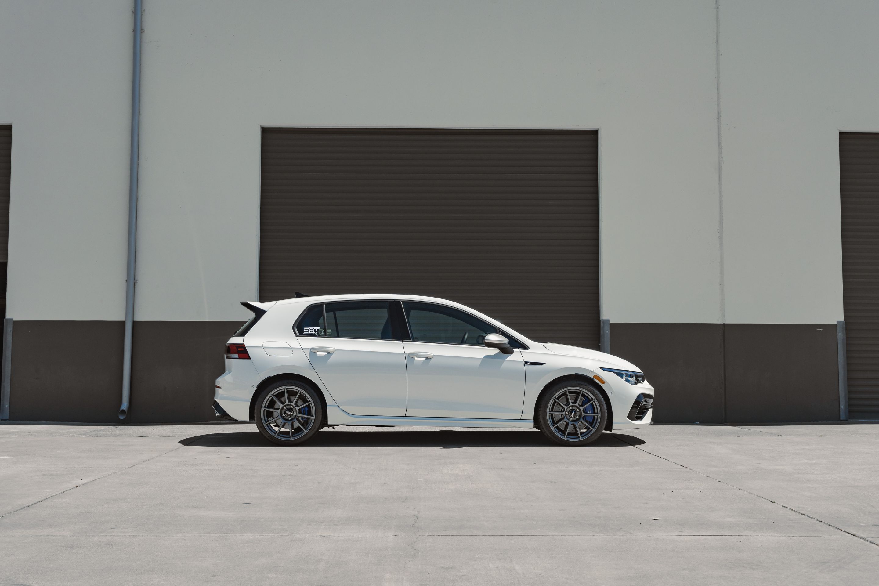 White VW MK8 Golf R with 18" SM-10 Apex wheels in Anthracite