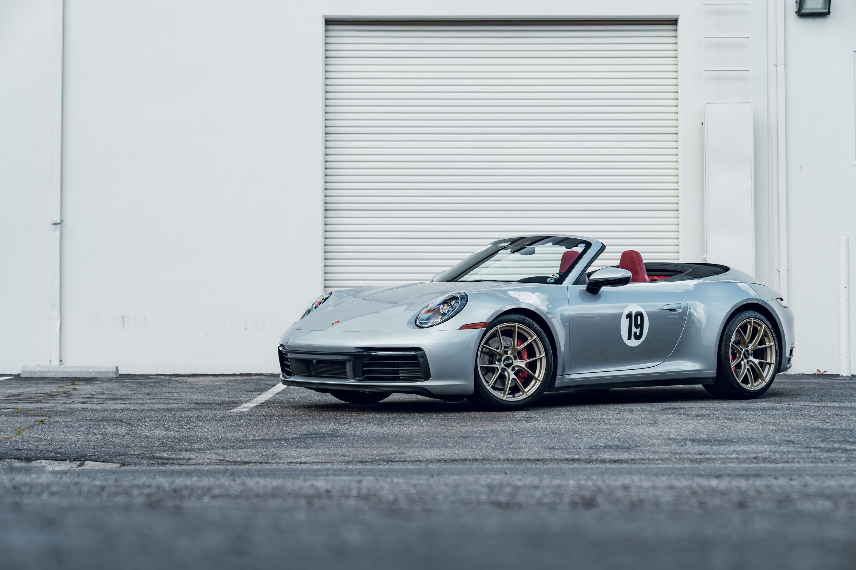 Silver Porsche 911 992.1 Carrera S with 19"/20" VS-5RS Apex wheels in Motorsport Gold