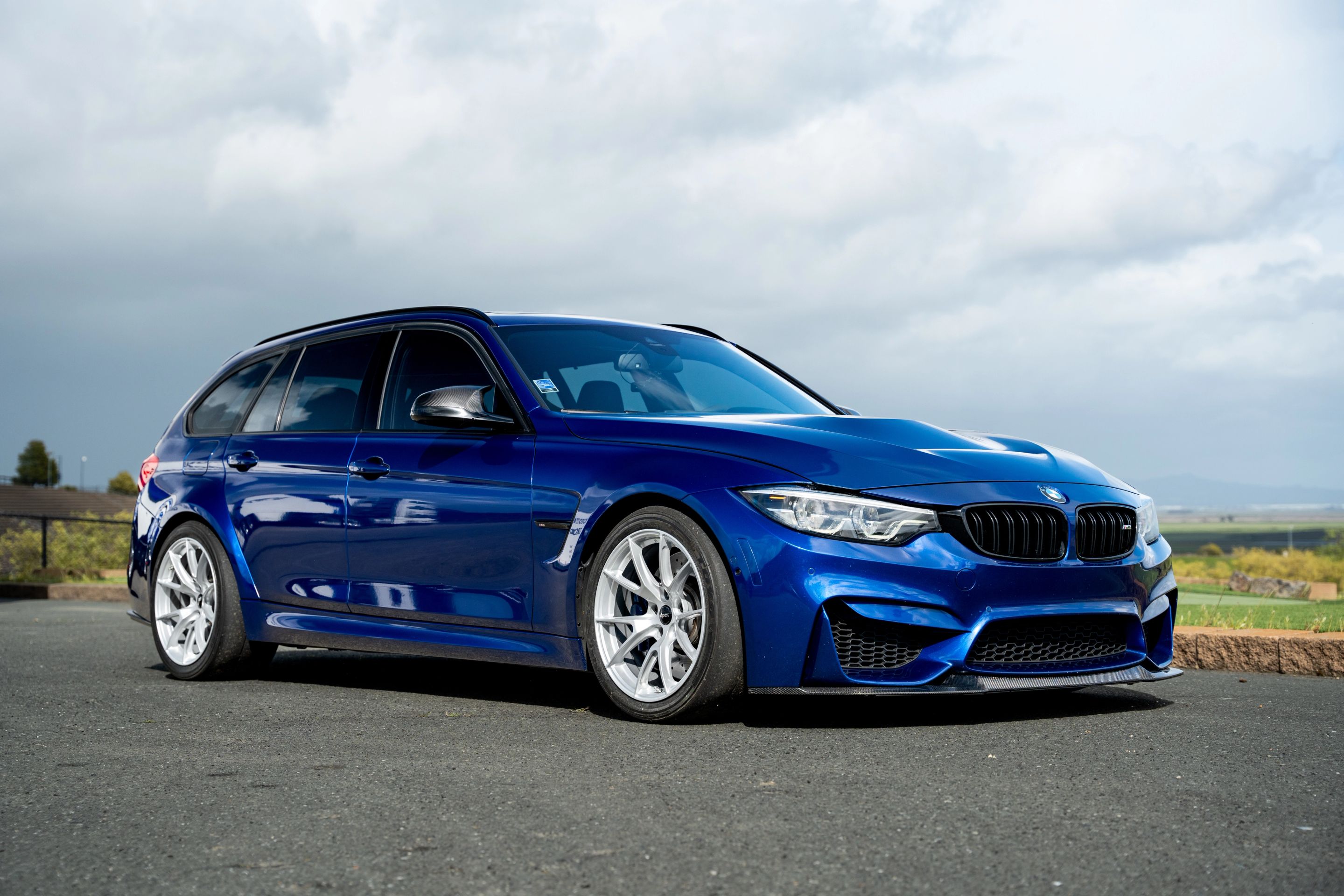 Blue BMW F80 M3 with 18" VS-5 Apex wheels in Race Silver