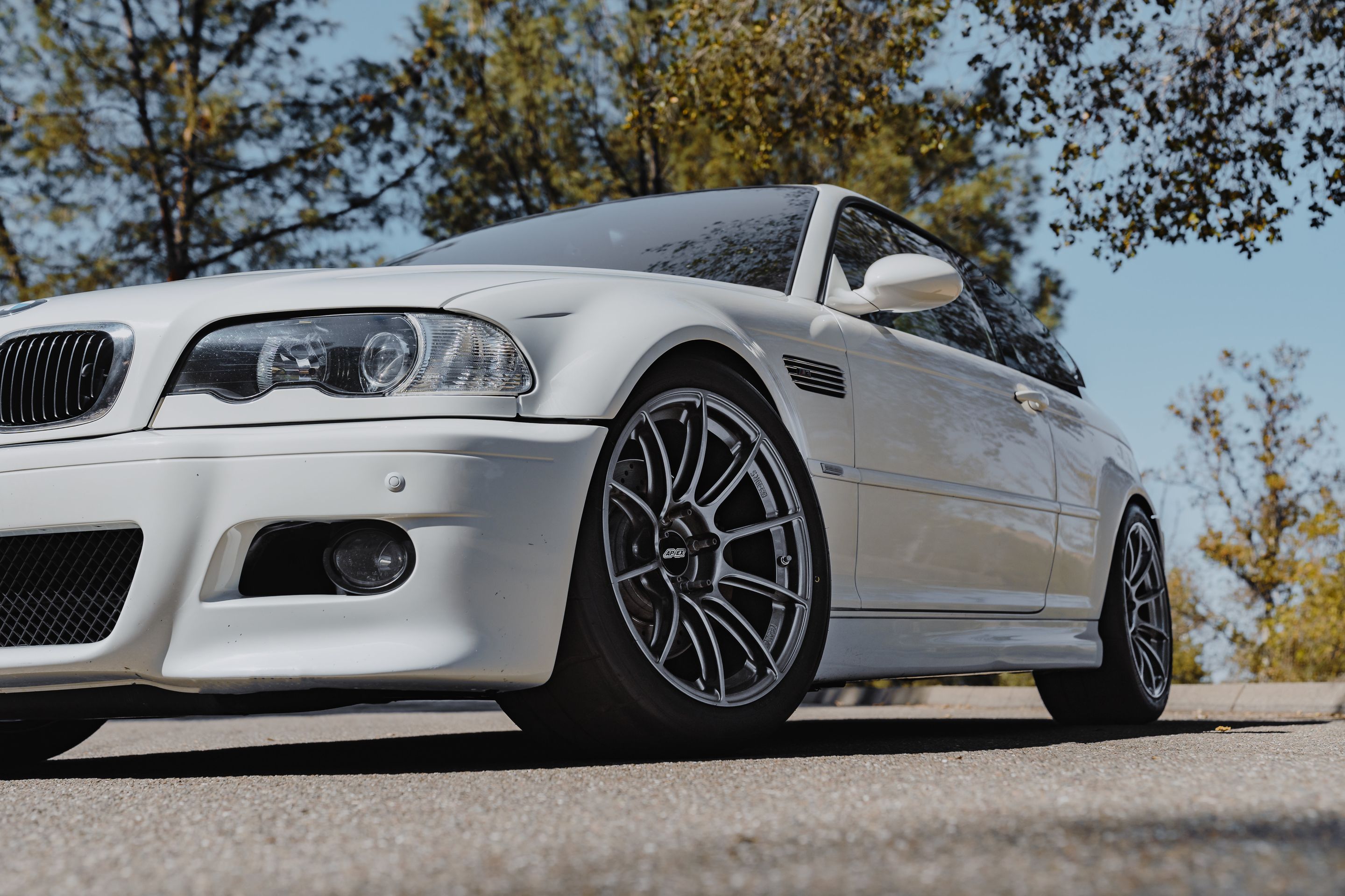 White BMW E46 M3 with 18" SM-10RS Apex wheels in Anthracite