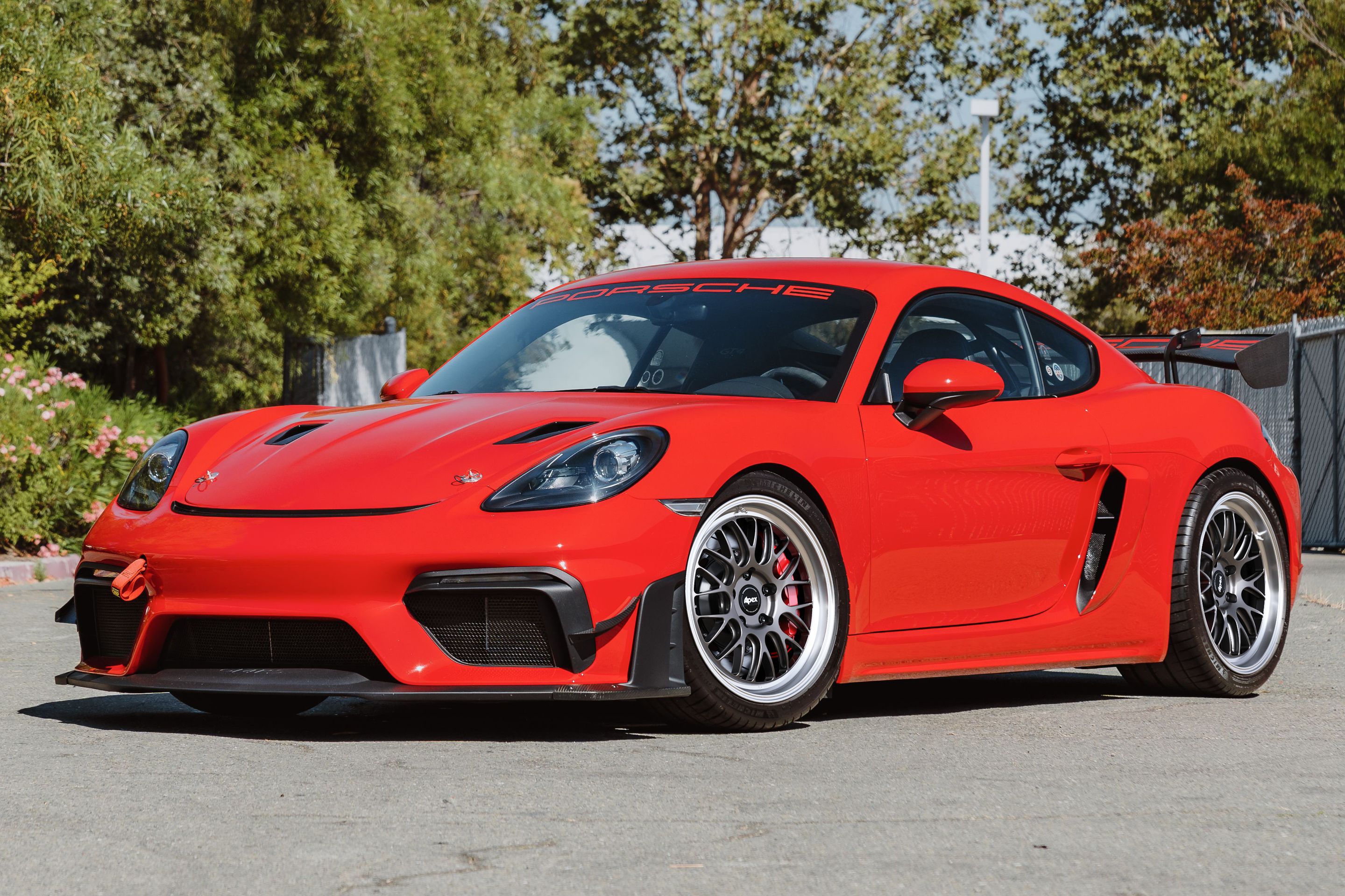 Red Porsche 718 Cayman GT4 with 19" ML-10RT Apex wheels in Machined Lip Anthracite