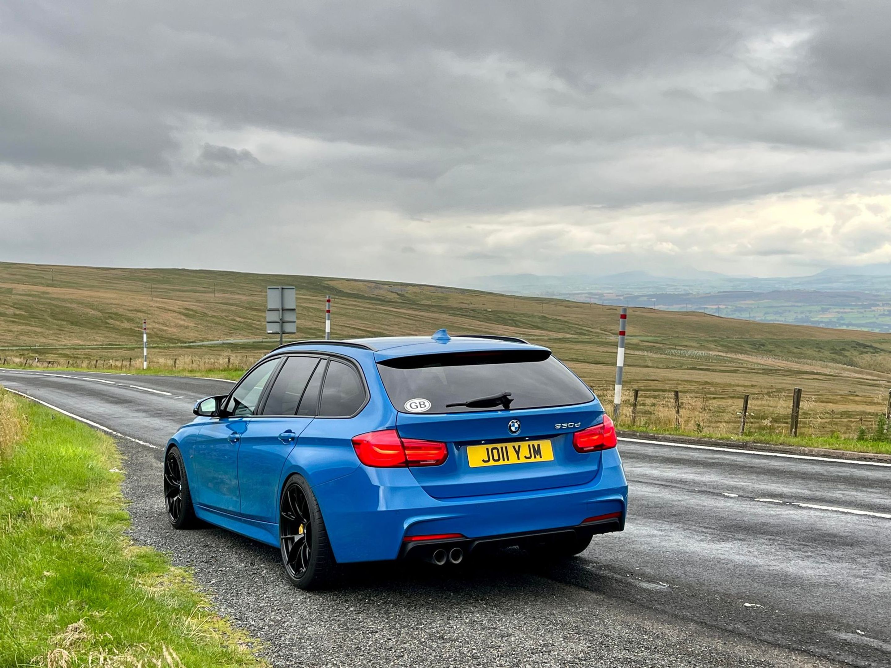 Blue BMW F31 Wagon 3 Series with 19" VS-5RS Apex wheels in Satin Black