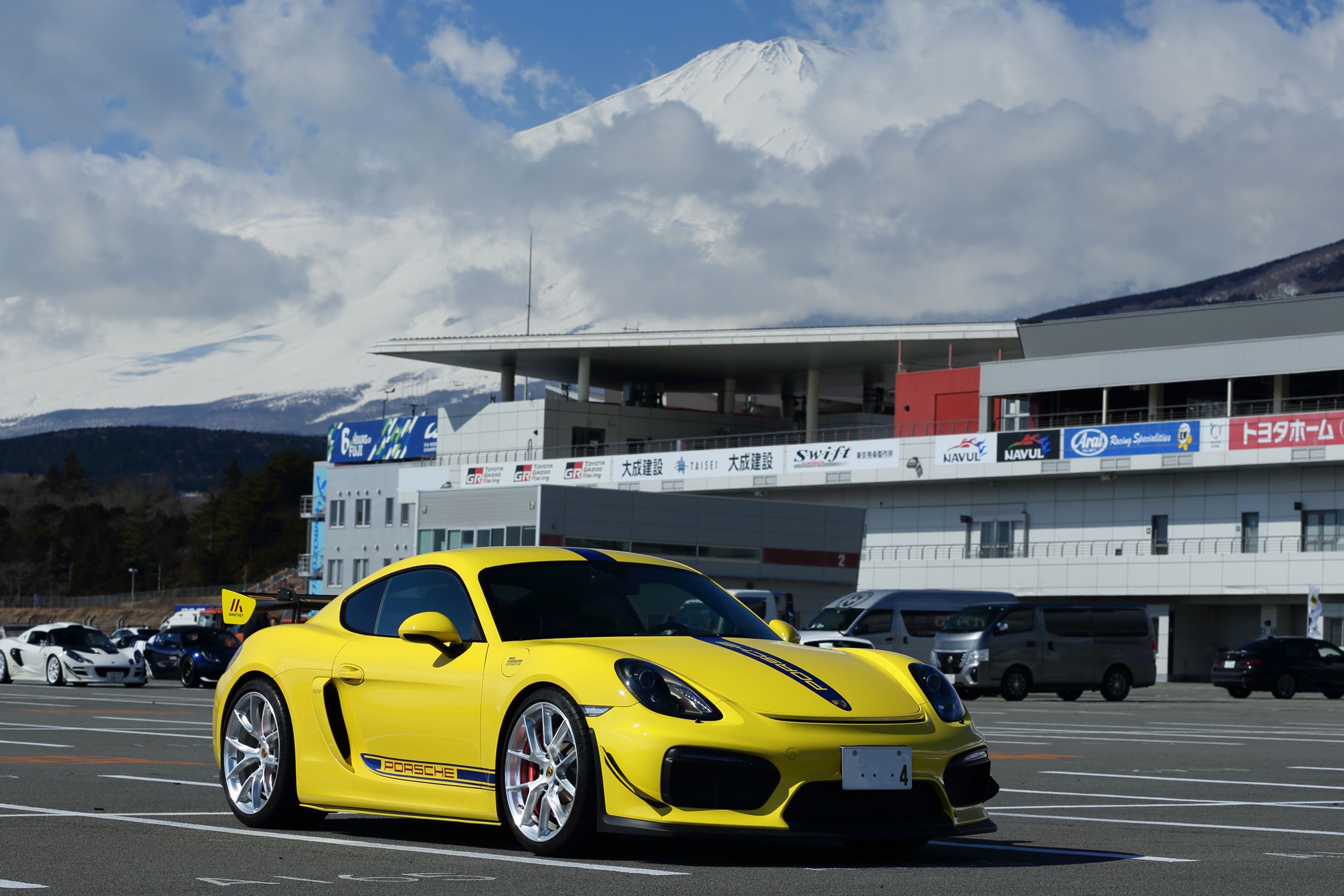 Yellow Porsche 981 Cayman GT4 with 20" VS-5RS Apex wheels in Brushed Clear