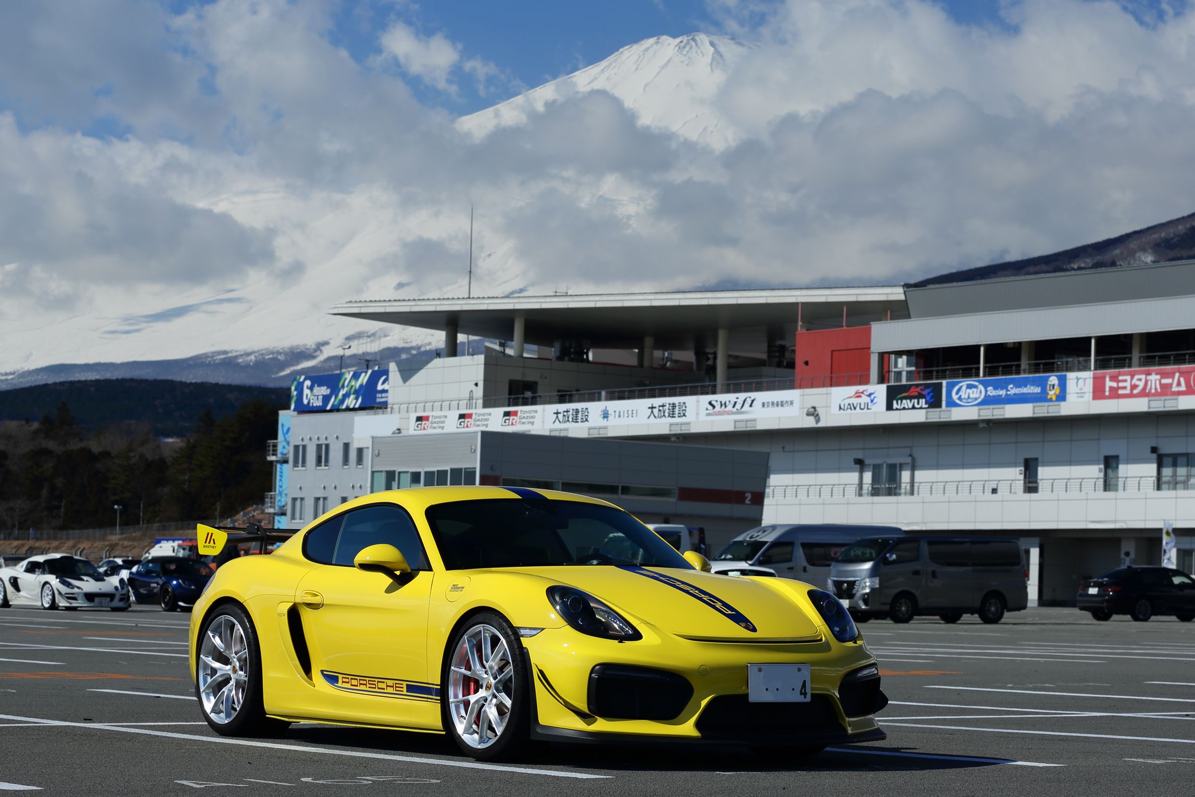 Yellow Porsche 981 Cayman GT4 with 20" VS-5RS Apex wheels in Brushed Clear