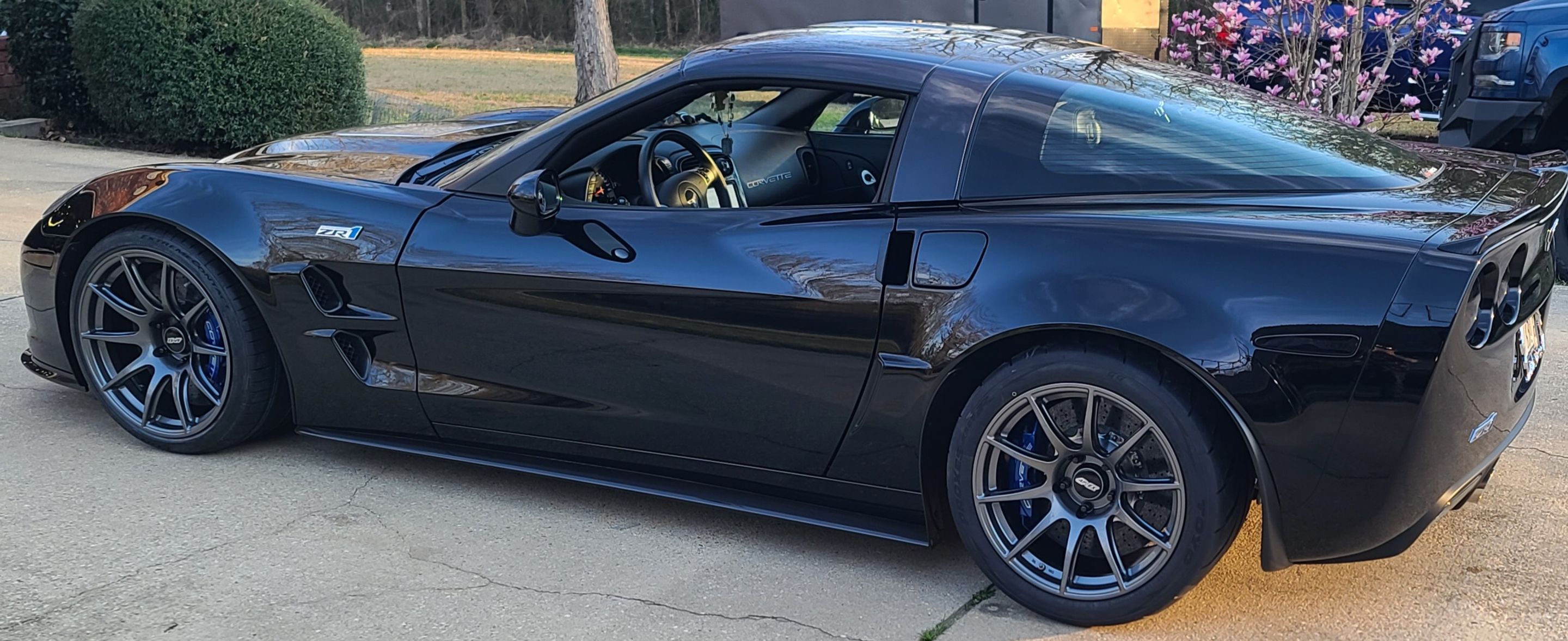 Black Chevrolet C6 Corvette ZR-1 with 19"/18" SM-10 Apex wheels in Anthracite