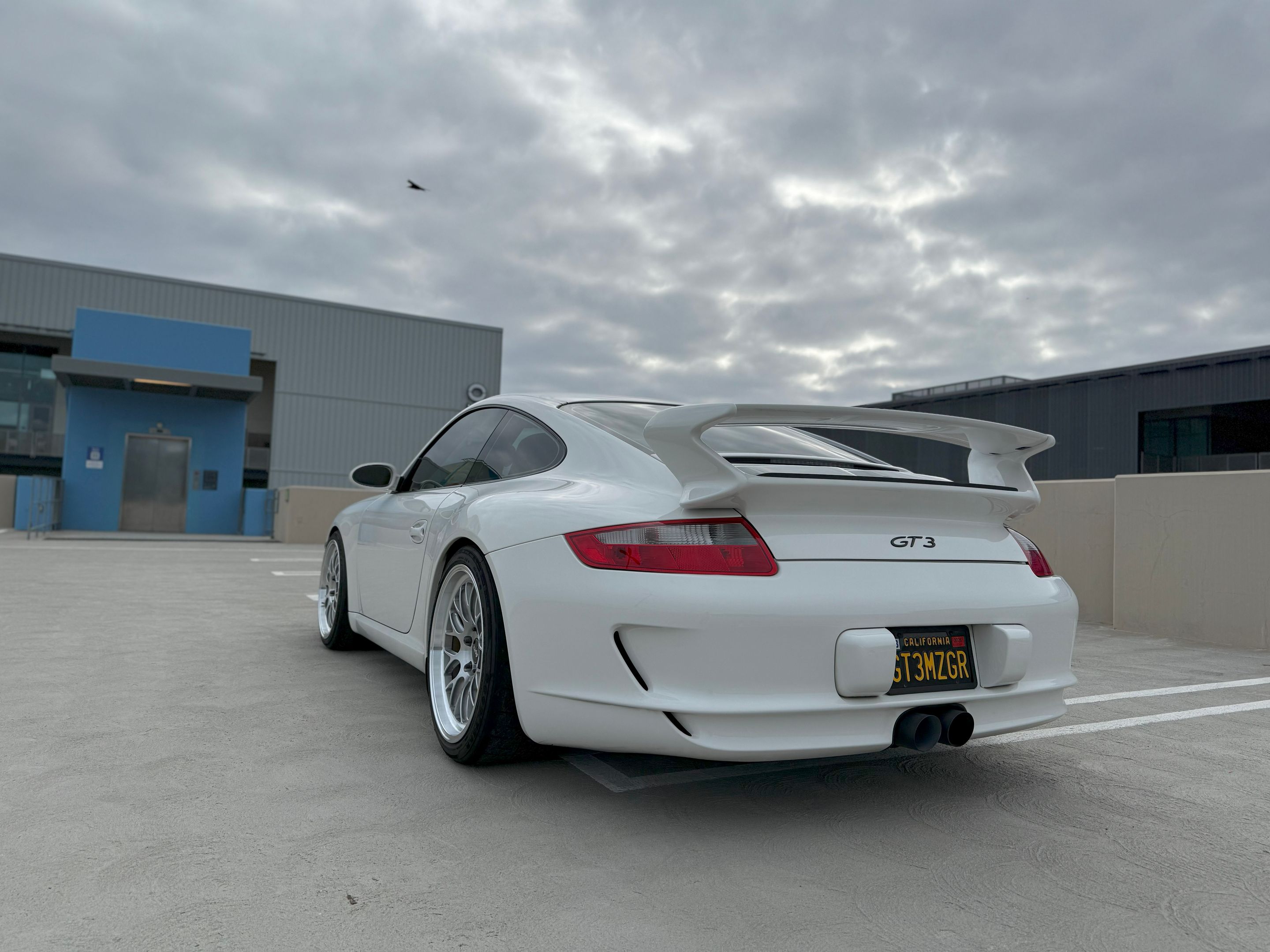 White Porsche 911 997 GT3 with 19" ML-10RT Apex wheels in Machined Lip Brushed Clear