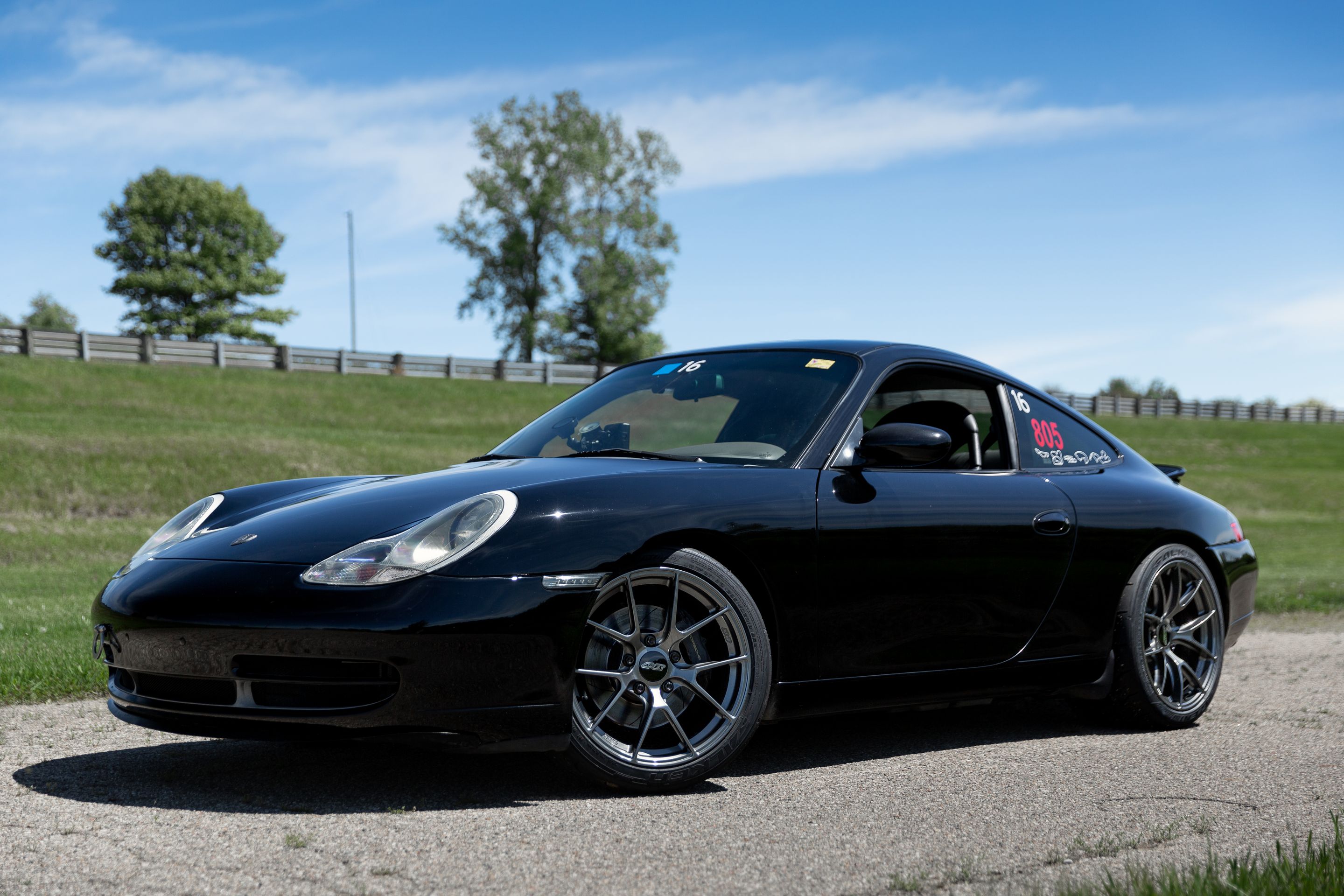 Black Porsche 911 996 Carrera with 18" VS-5RS Apex wheels in Anthracite