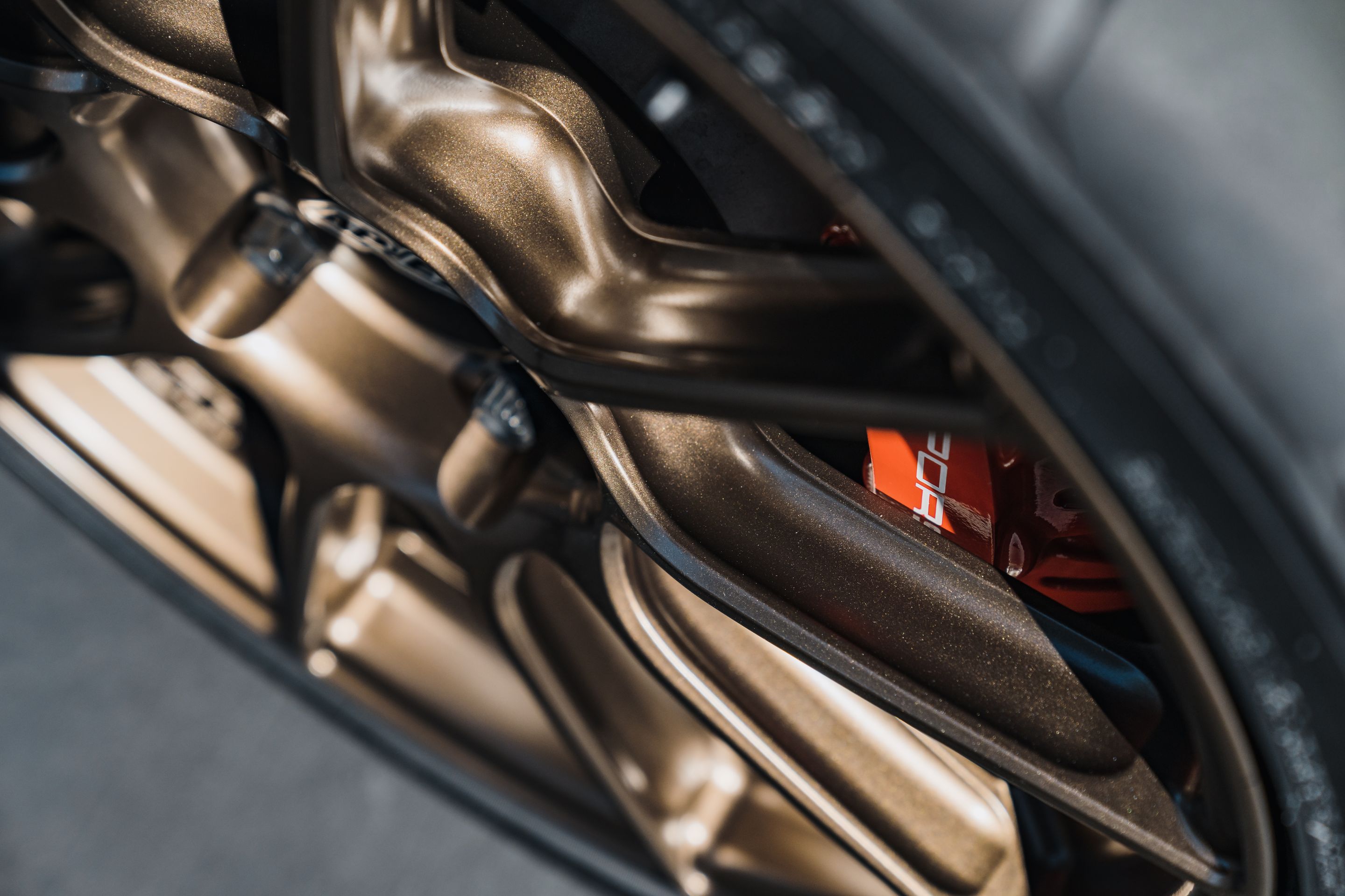 Grey Porsche 718 Cayman GT4 with 19" SM-10RS Apex wheels in Satin Bronze