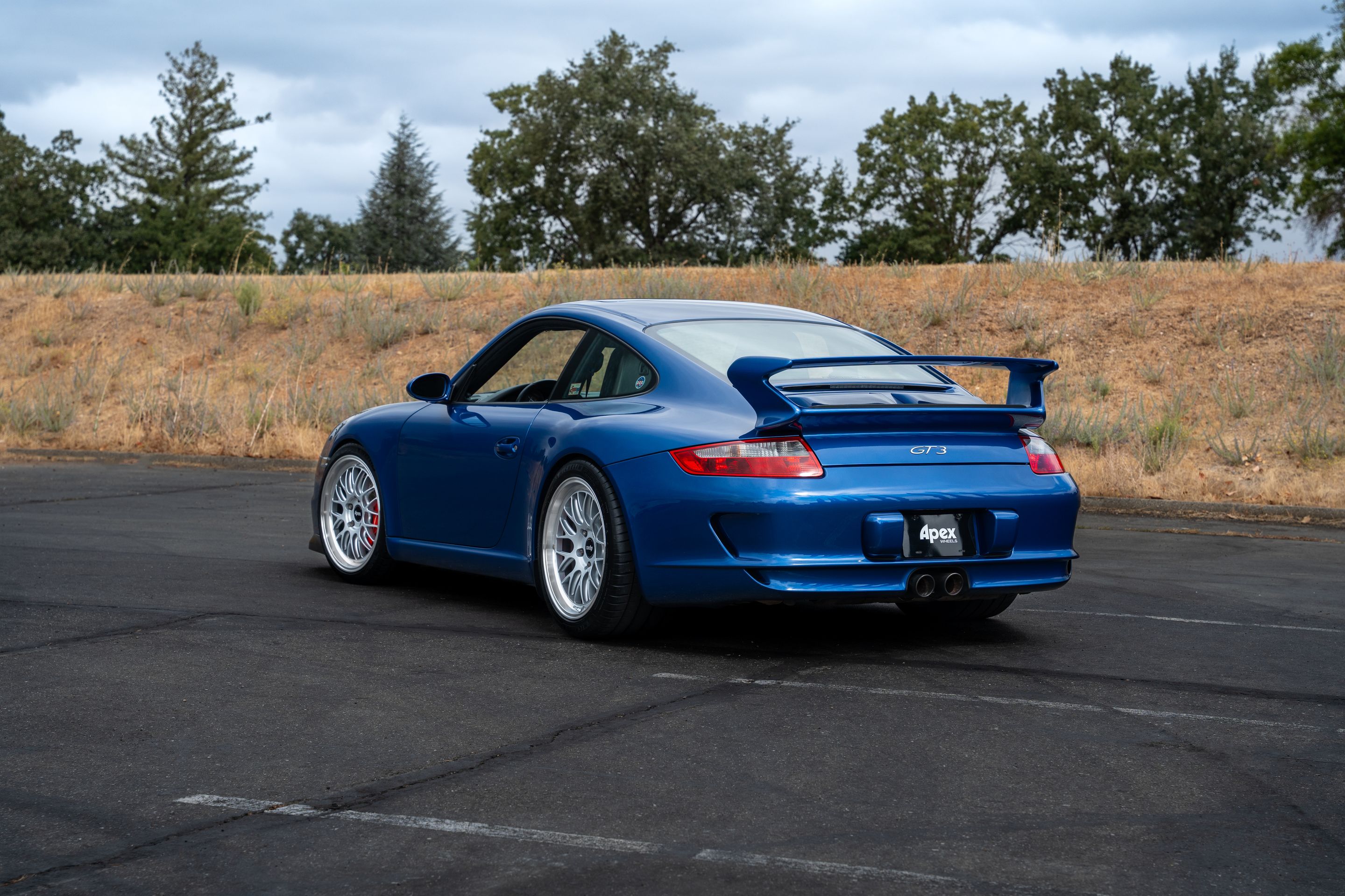 Blue Porsche 911 997 GT3 with 19" ML-10RT Apex wheels in Machined Lip Race Silver