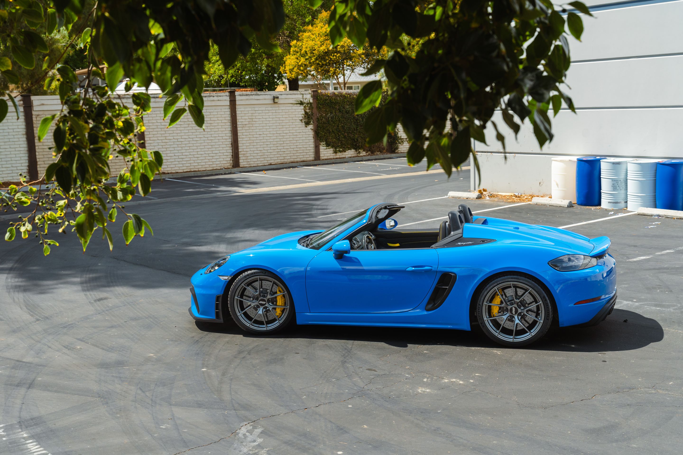 Blue Porsche 718 Spyder with 20" VS-5RS Apex wheels in Anthracite