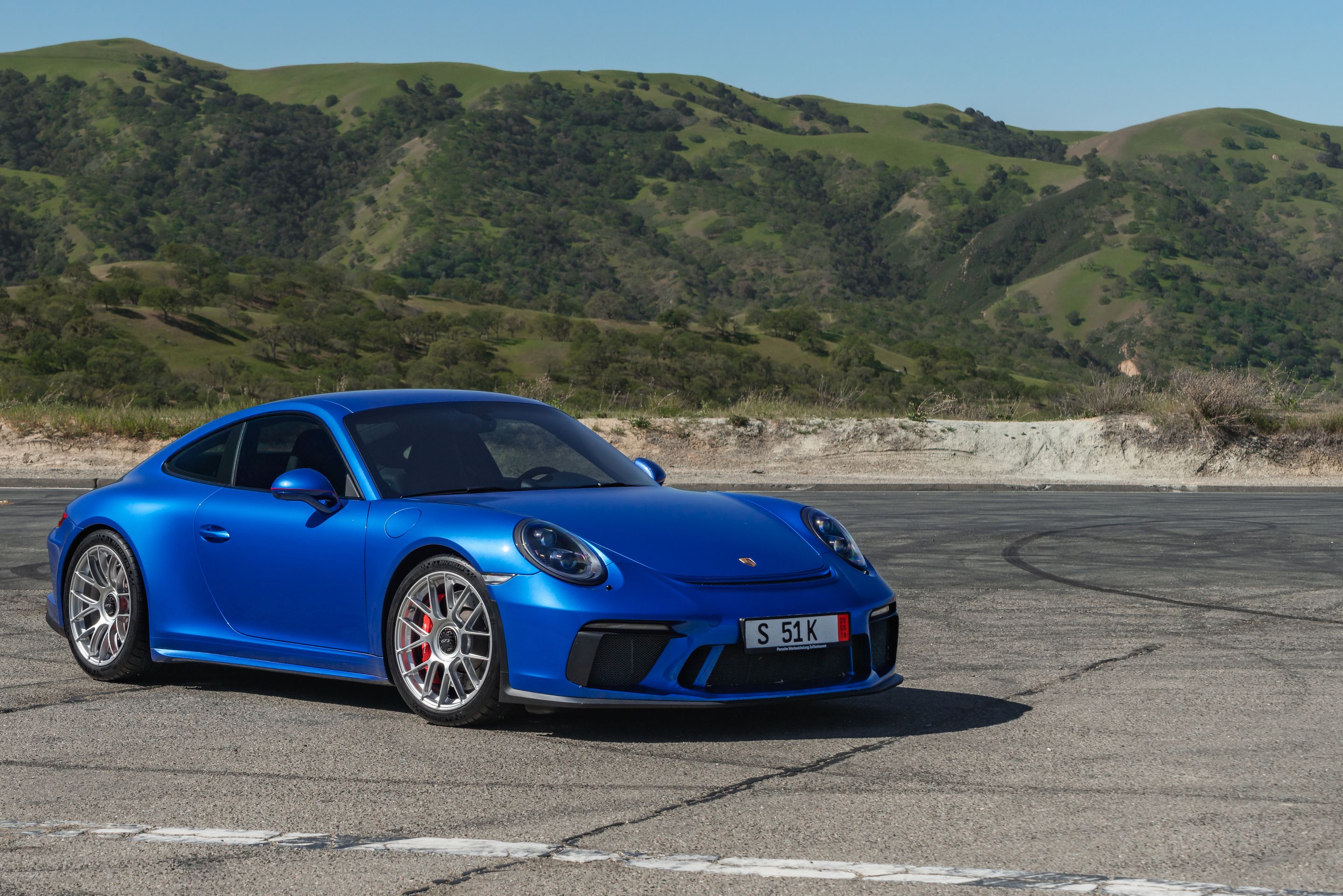 Blue Porsche 911 991.2 GT3 Touring with 19" EC-7RS Apex wheels in Race Silver