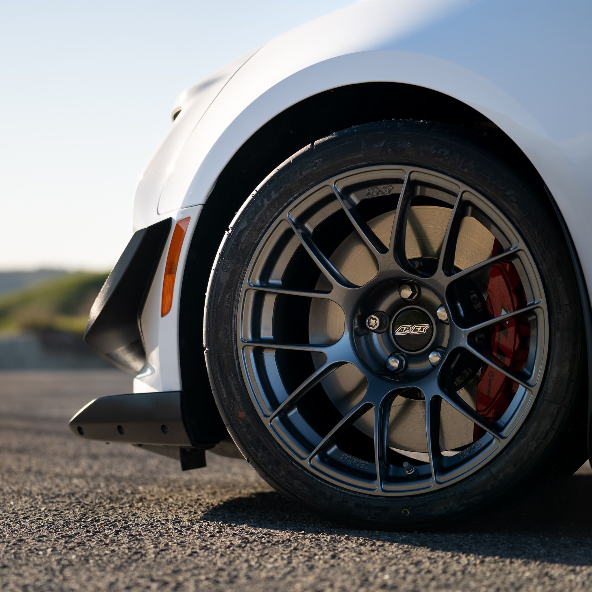 White Chevrolet 6th Gen Camaro ZL1 1LE with 18" EC-7RS Apex wheels in Anthracite