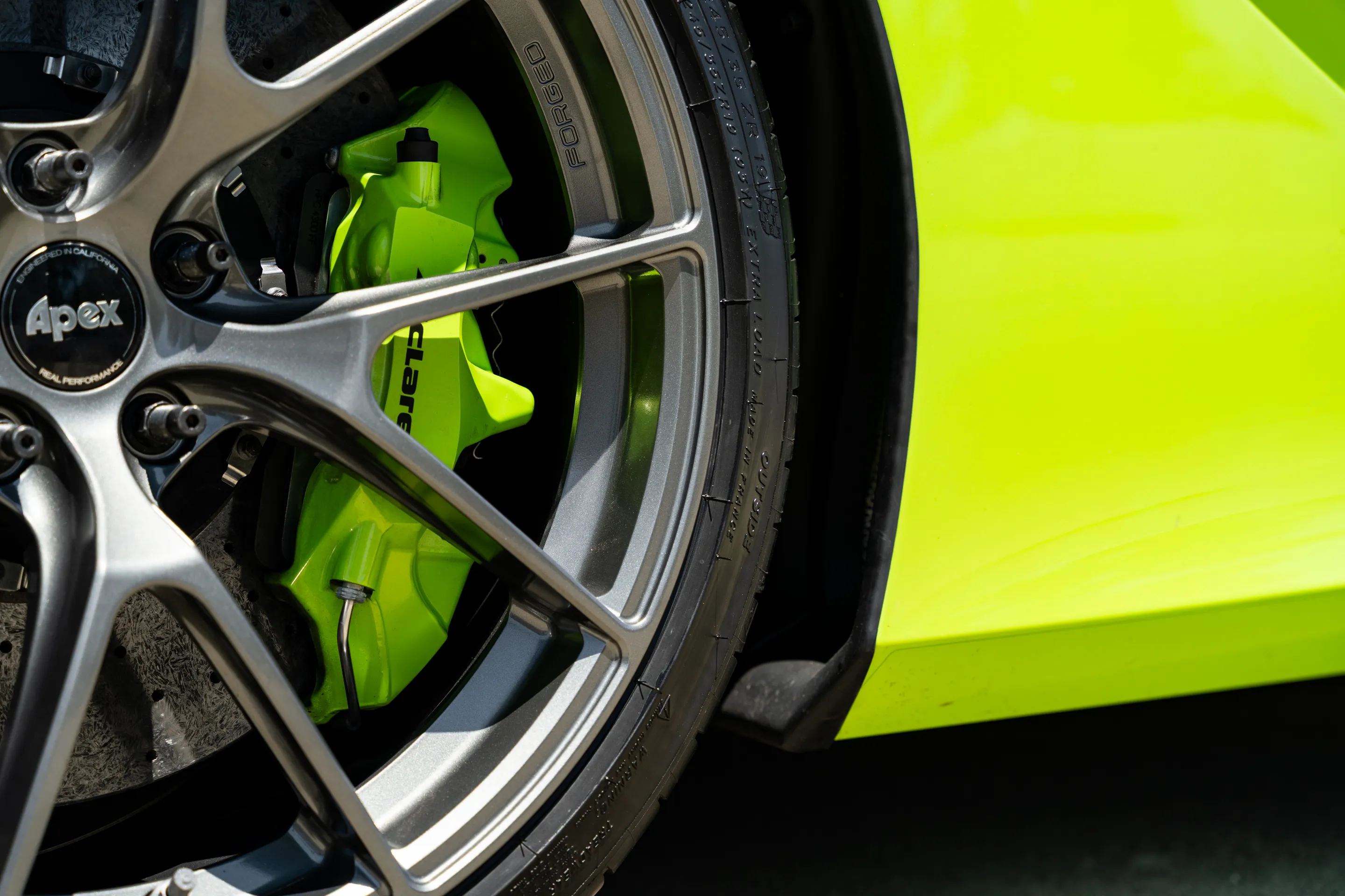 Green McLaren 750S with 19"/20" VS-5RS Apex wheels in Anthracite