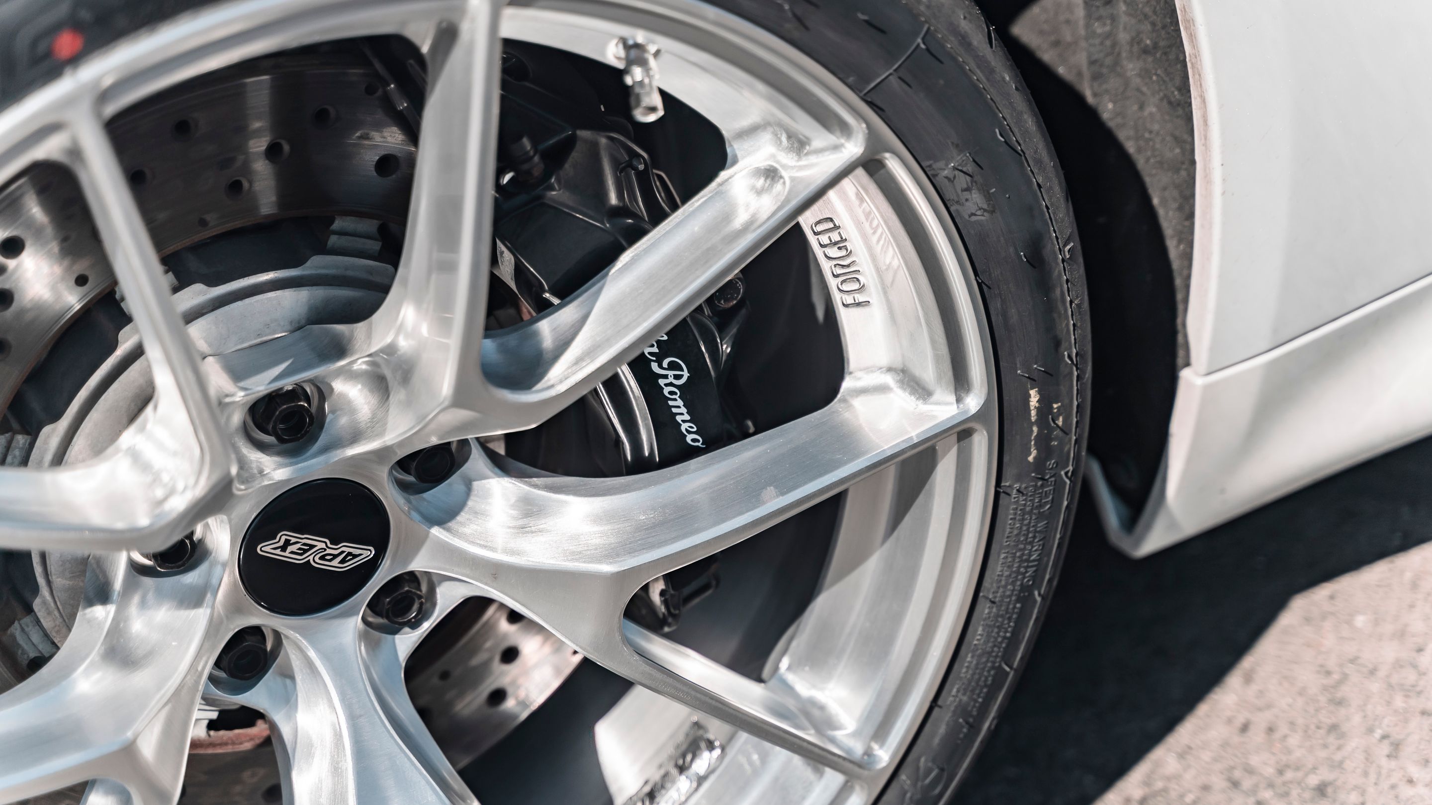 White Alfa Romeo Giulia Quadrifoglio with 19" VS-5RS Apex wheels in Brushed Clear