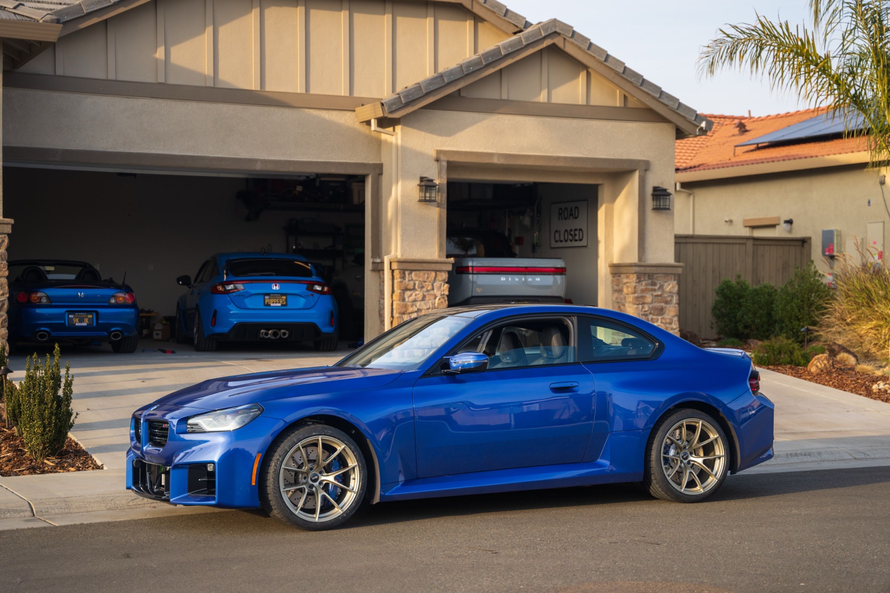 Blue BMW G87 M2 with 19" VS-5RS Apex wheels in Motorsport Gold