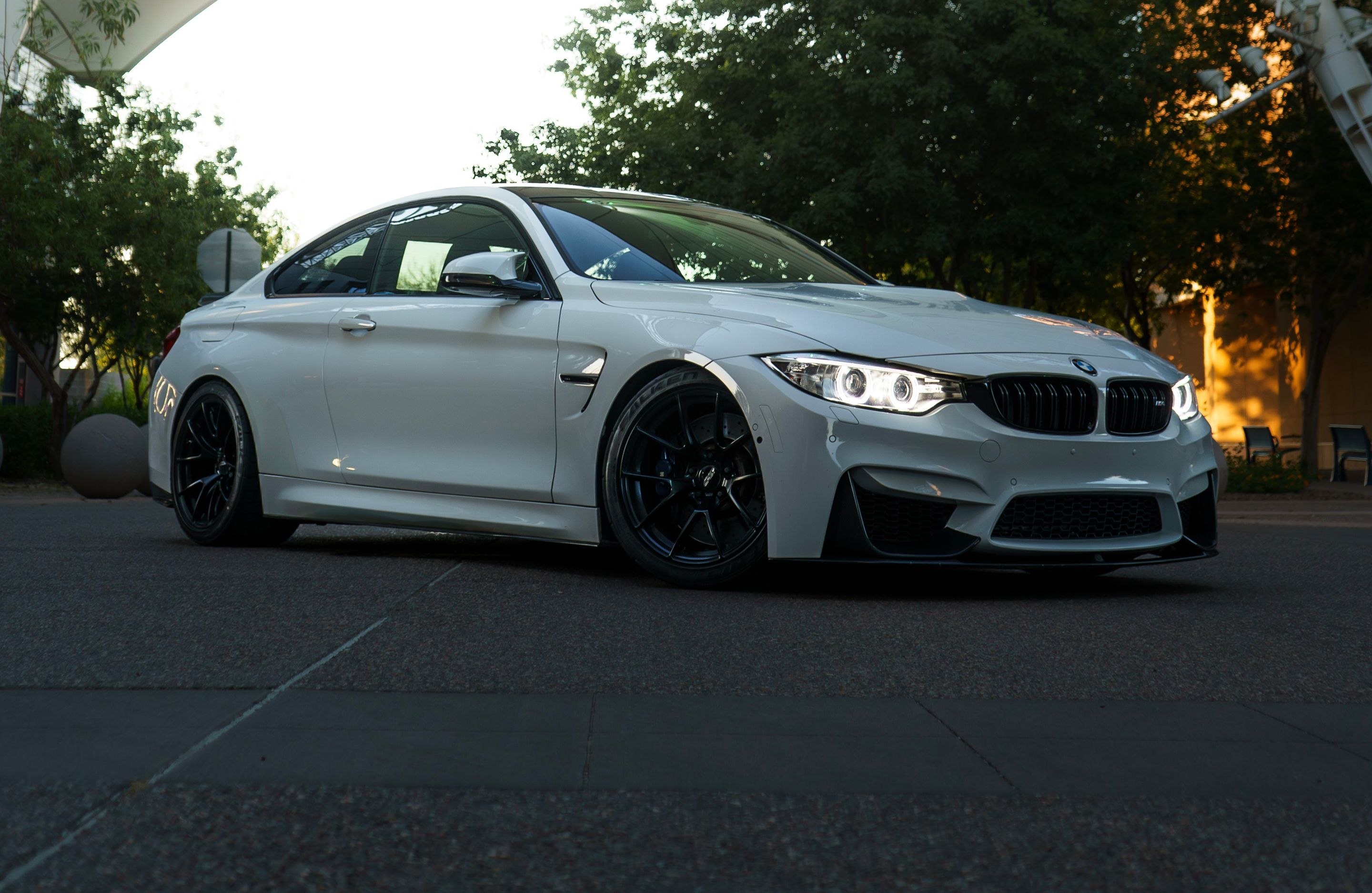 White BMW F82 Coupe M4 with 18" VS-5RS Apex wheels in Satin Black