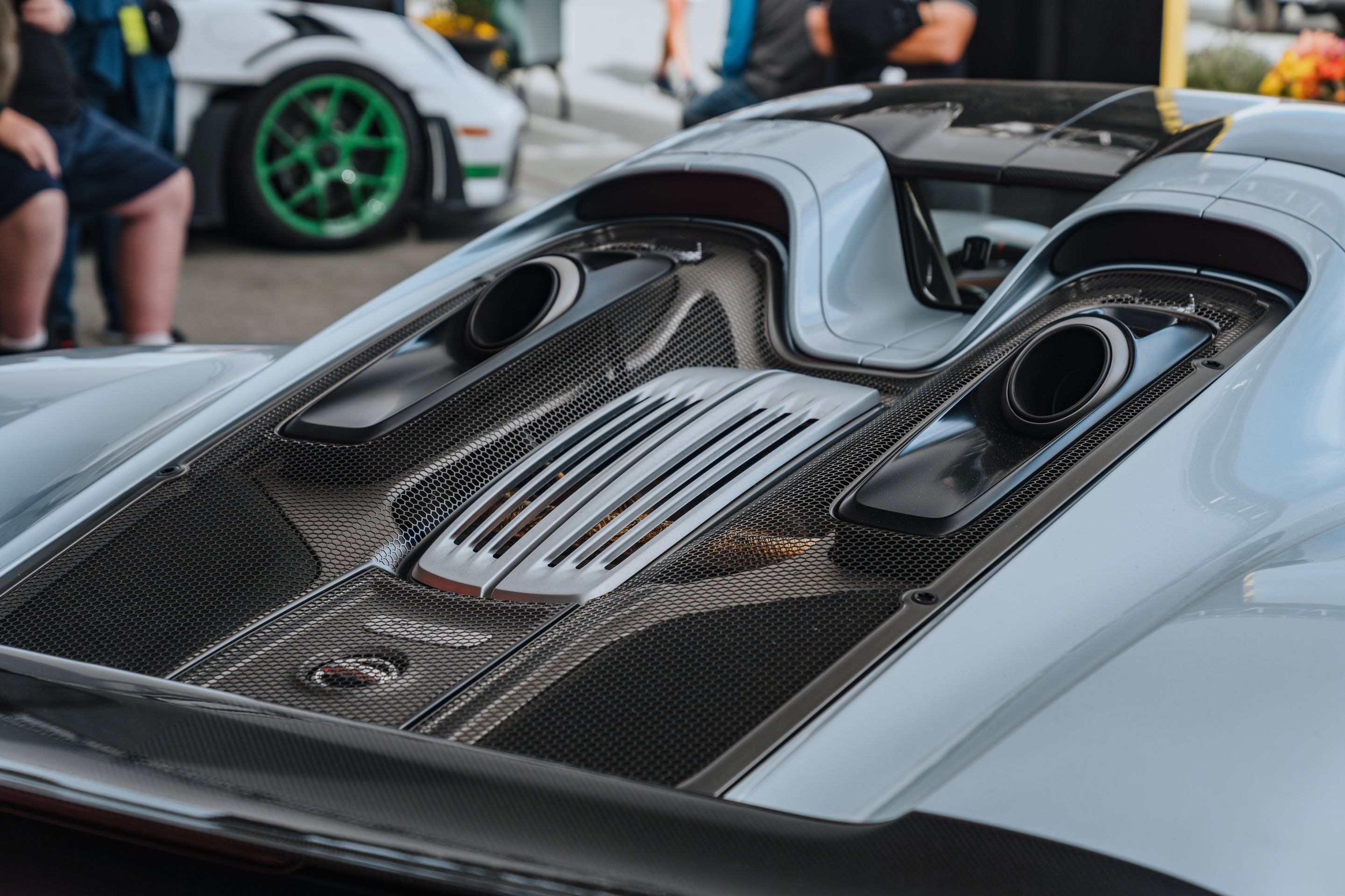 White Porsche 911 996 GT2 with 18" EC-7RS Apex wheels in Anthracite