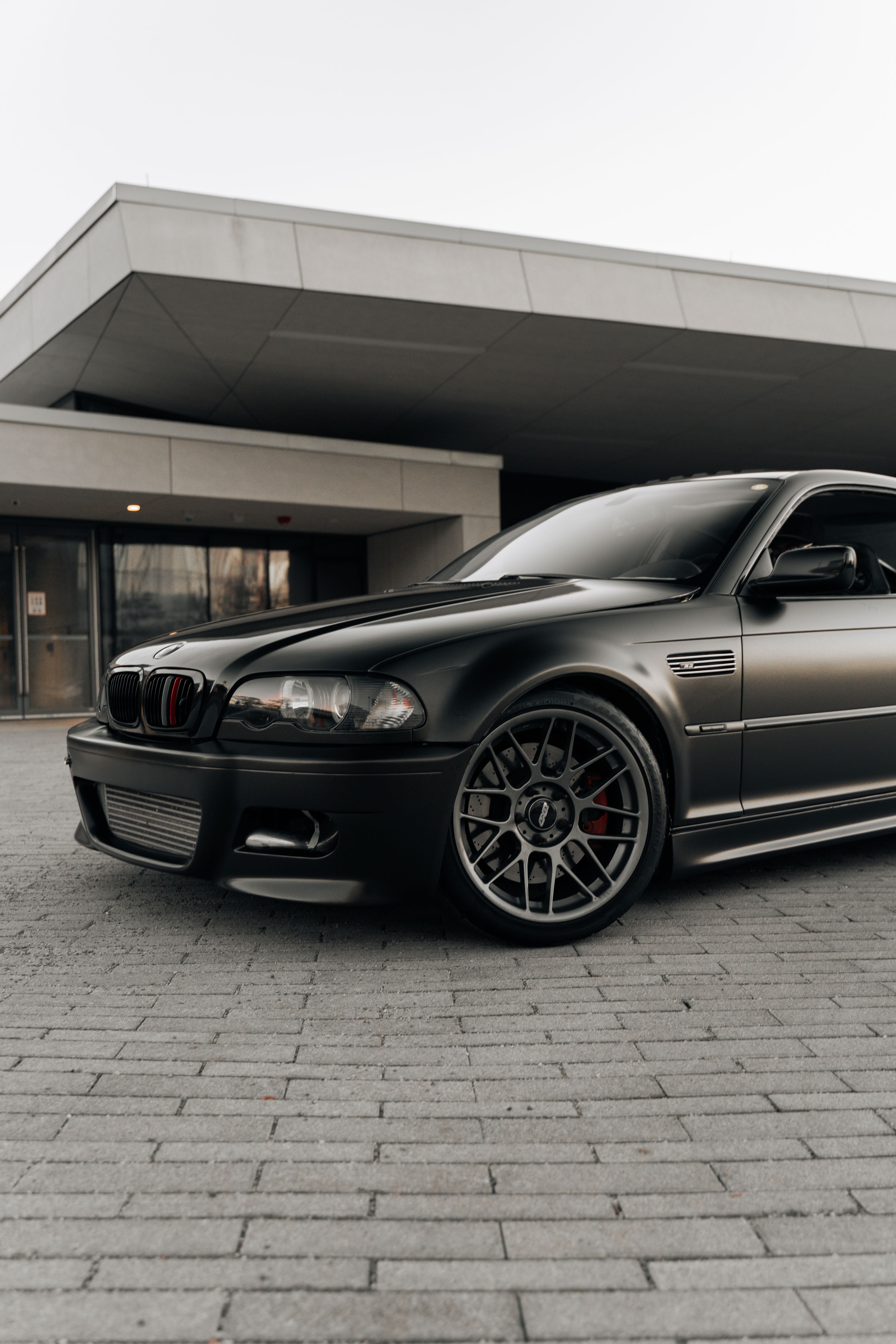 Black BMW E46 M3 with 18" ARC-8 Apex wheels in Anthracite