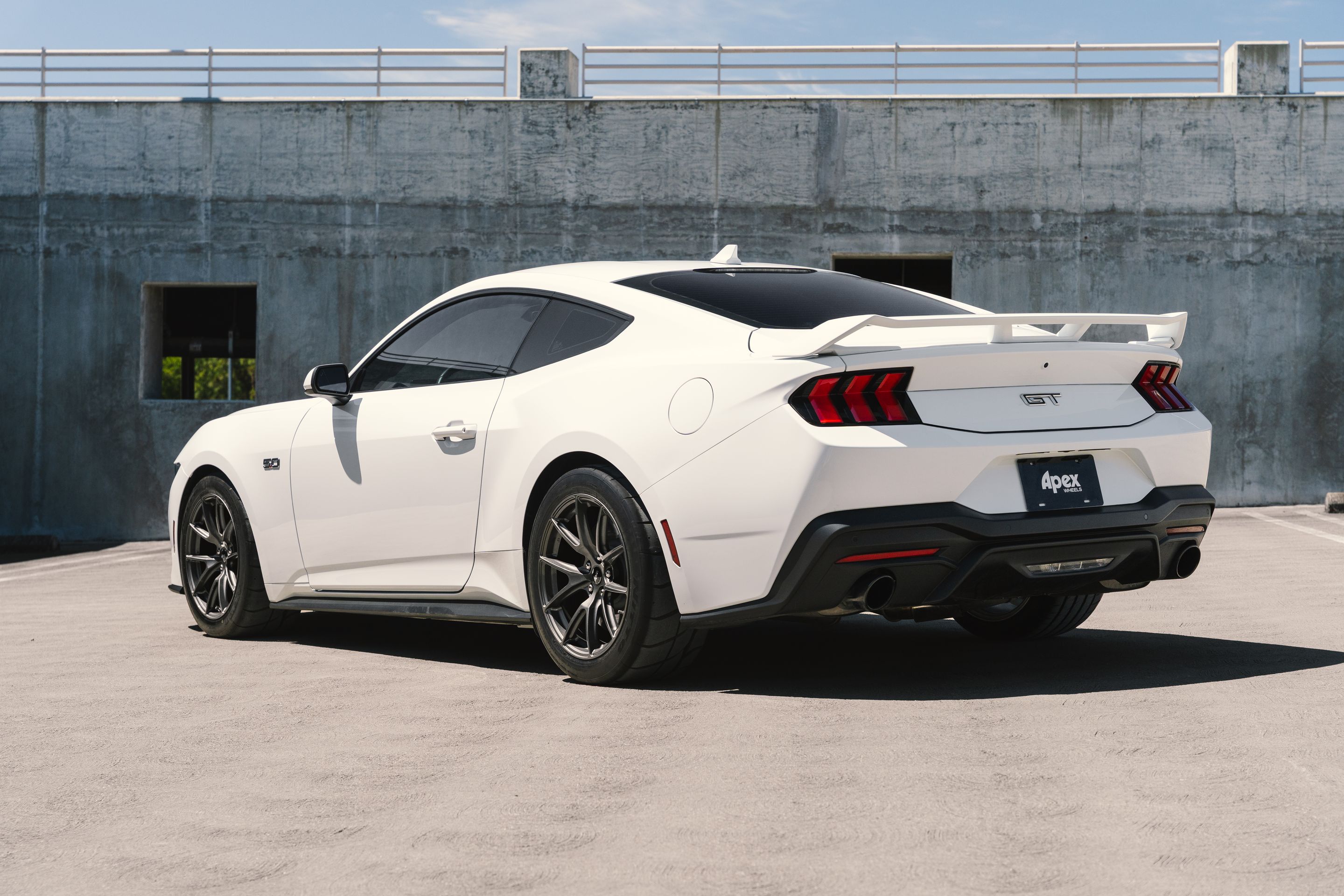 White Ford S650 Mustang GT with 18" VS-5 Apex wheels in Anthracite