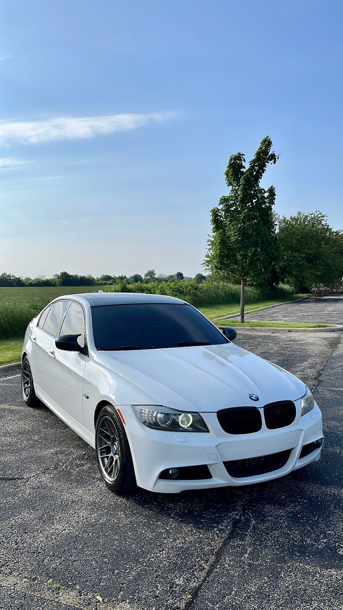 White BMW E90 LCI Sedan 3 Series with 18" ARC-8 Apex wheels in Anthracite