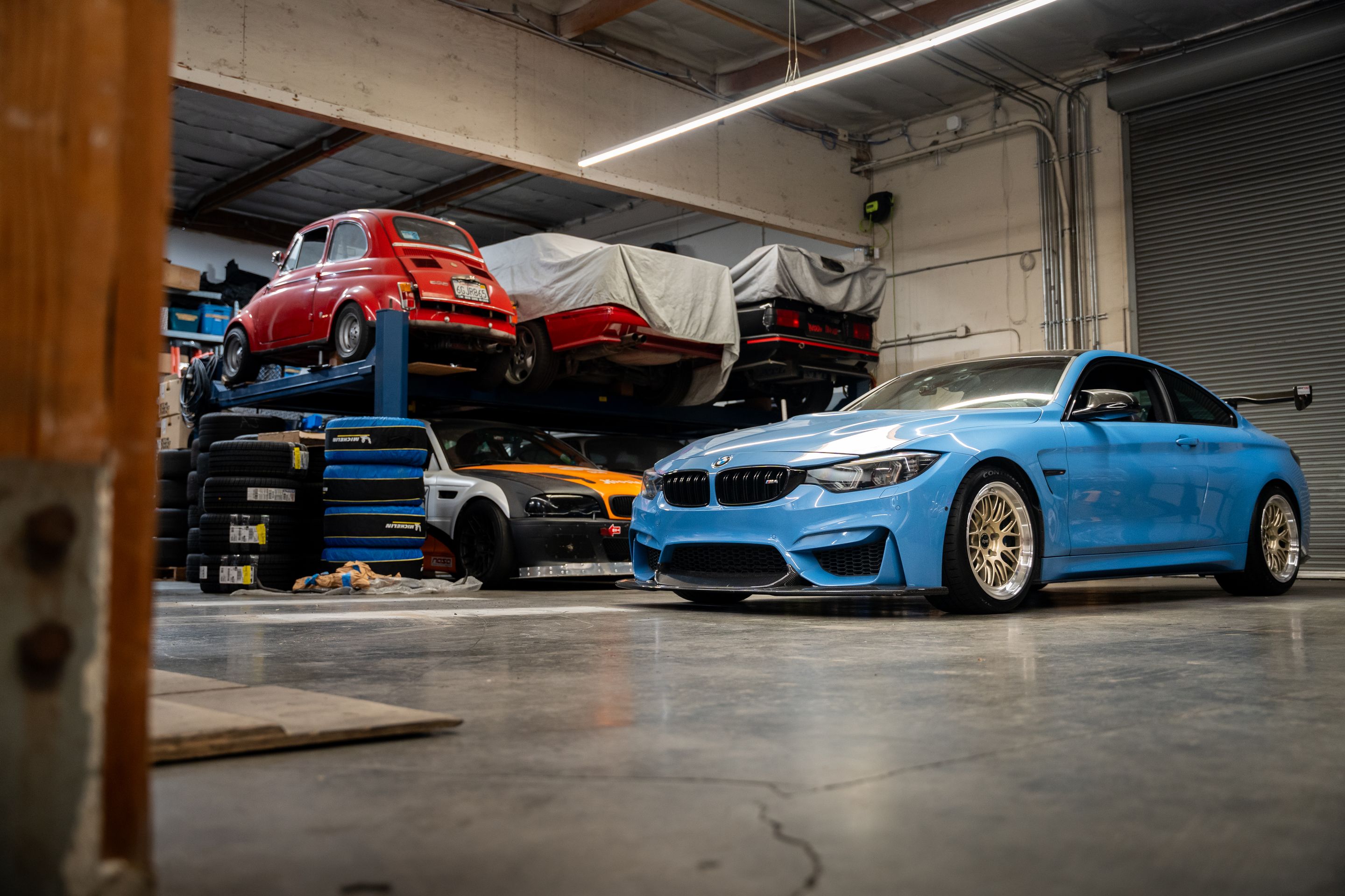 Blue BMW F82 Coupe M4 with 18" ML-10RT Apex wheels in Machined Lip Gloss Motorsport Gold