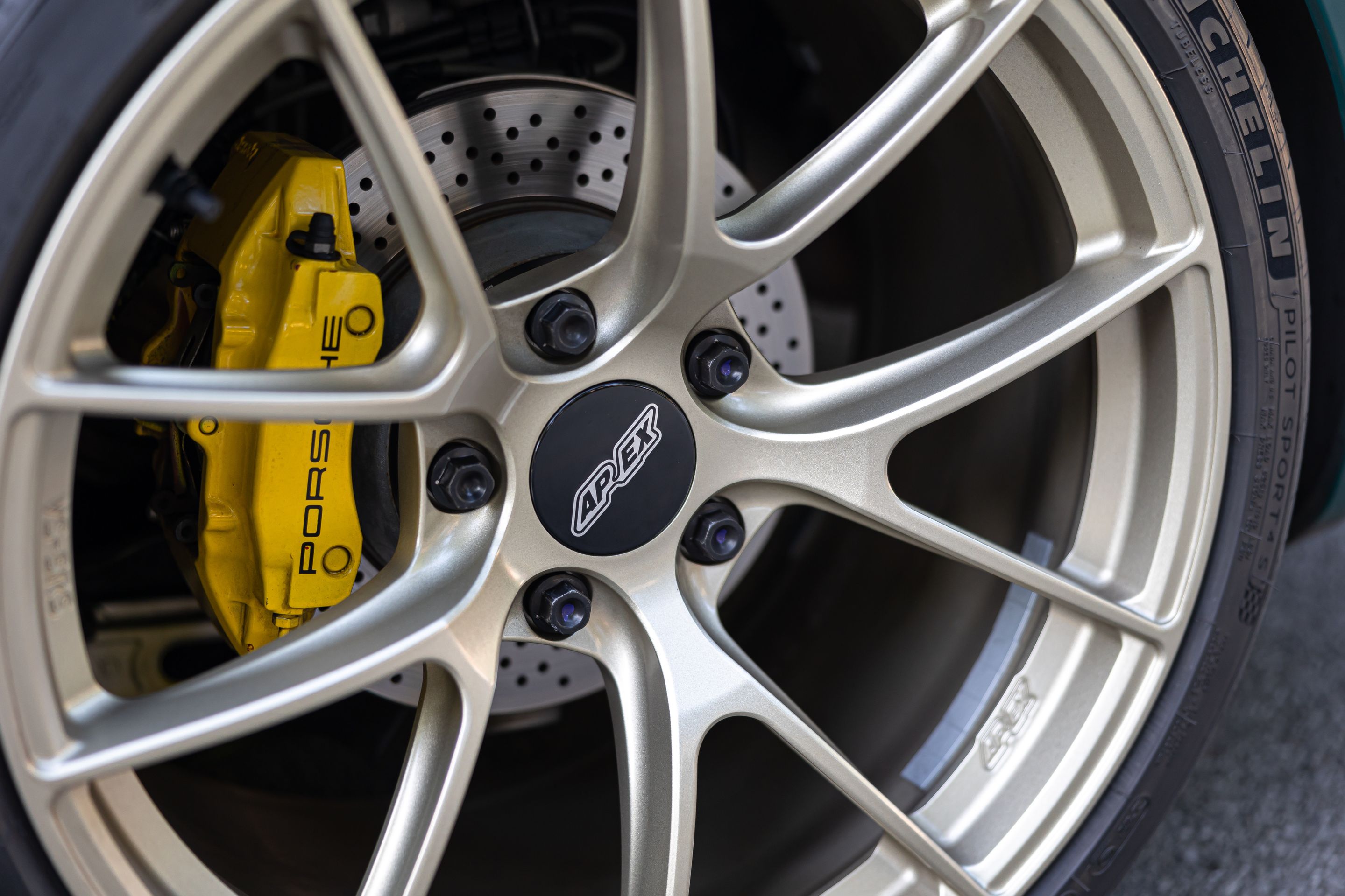 Green Porsche 981 Cayman GTS with 20" VS-5RS Apex wheels in Motorsport Gold