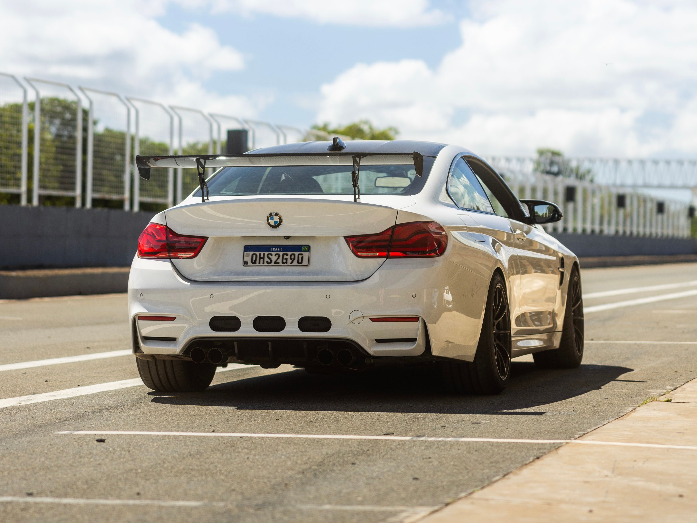 White BMW F82 Coupe M4 with 18" SM-10RS Apex wheels in Satin Black