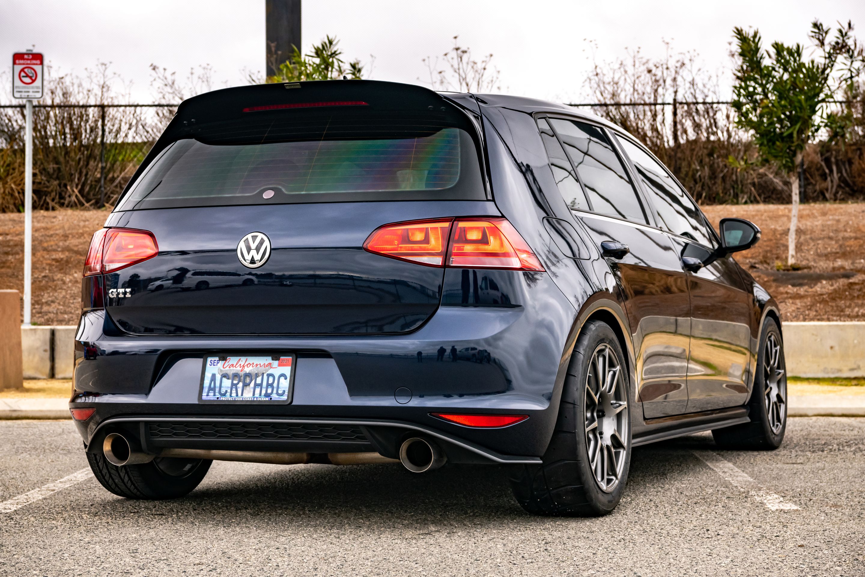 Blue VW MK7 GTI with 17" SM-10 Apex wheels in Anthracite