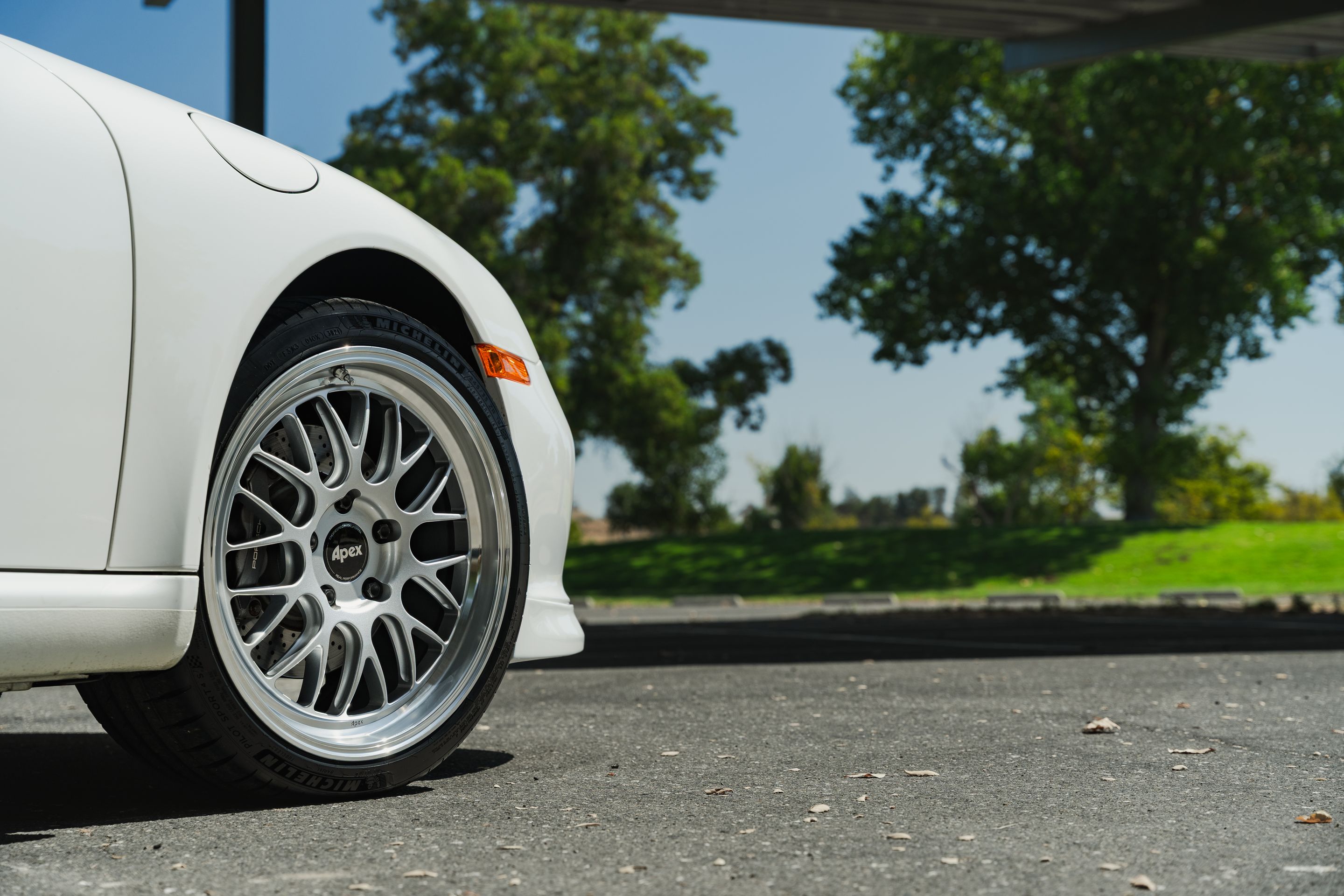 White Porsche 911 997 Carrera with 19" ML-10RT Apex wheels in Machined Lip Race Silver