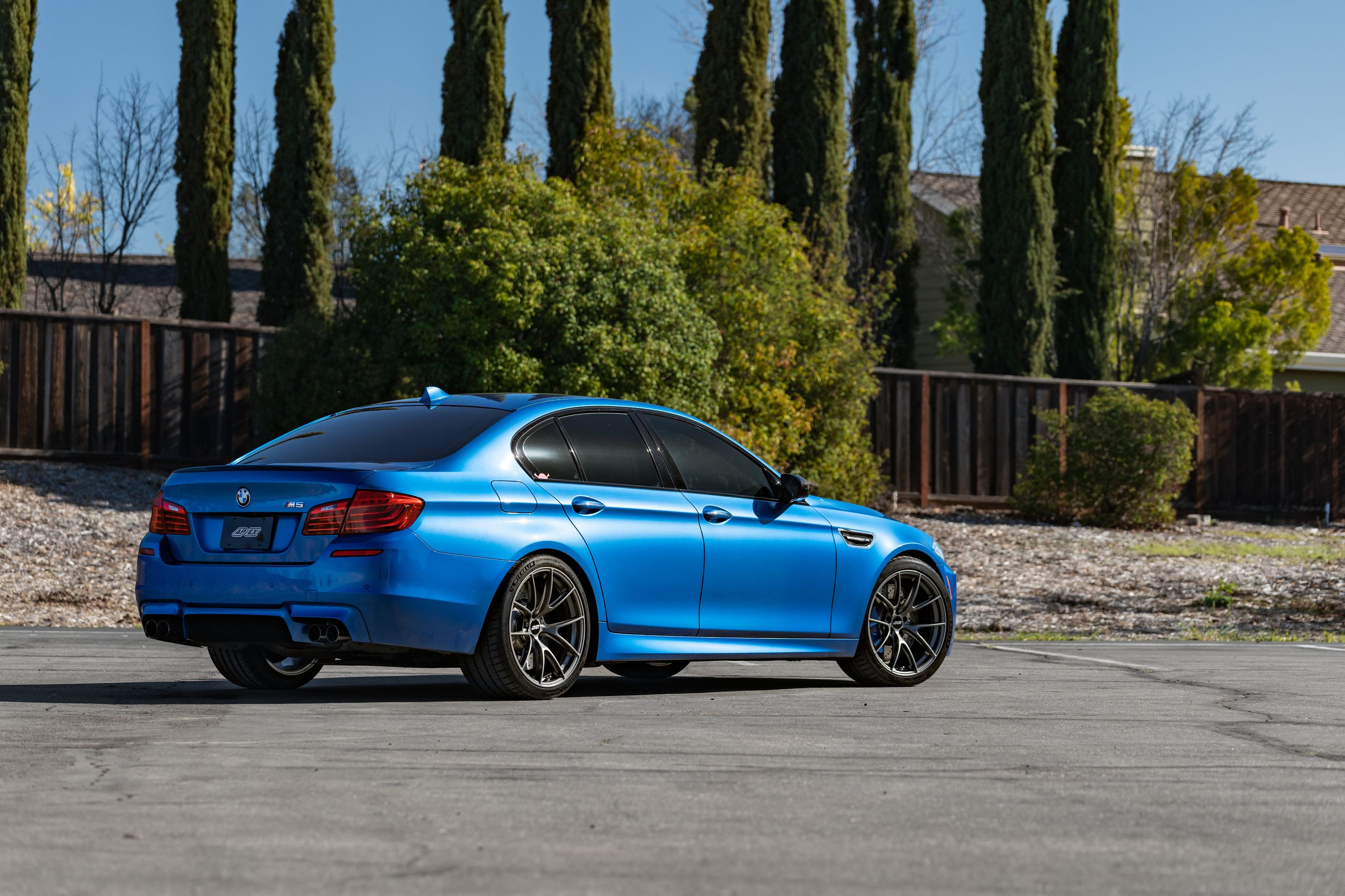 Blue BMW F10 M5 with 20" VS-5RS Apex wheels in Anthracite