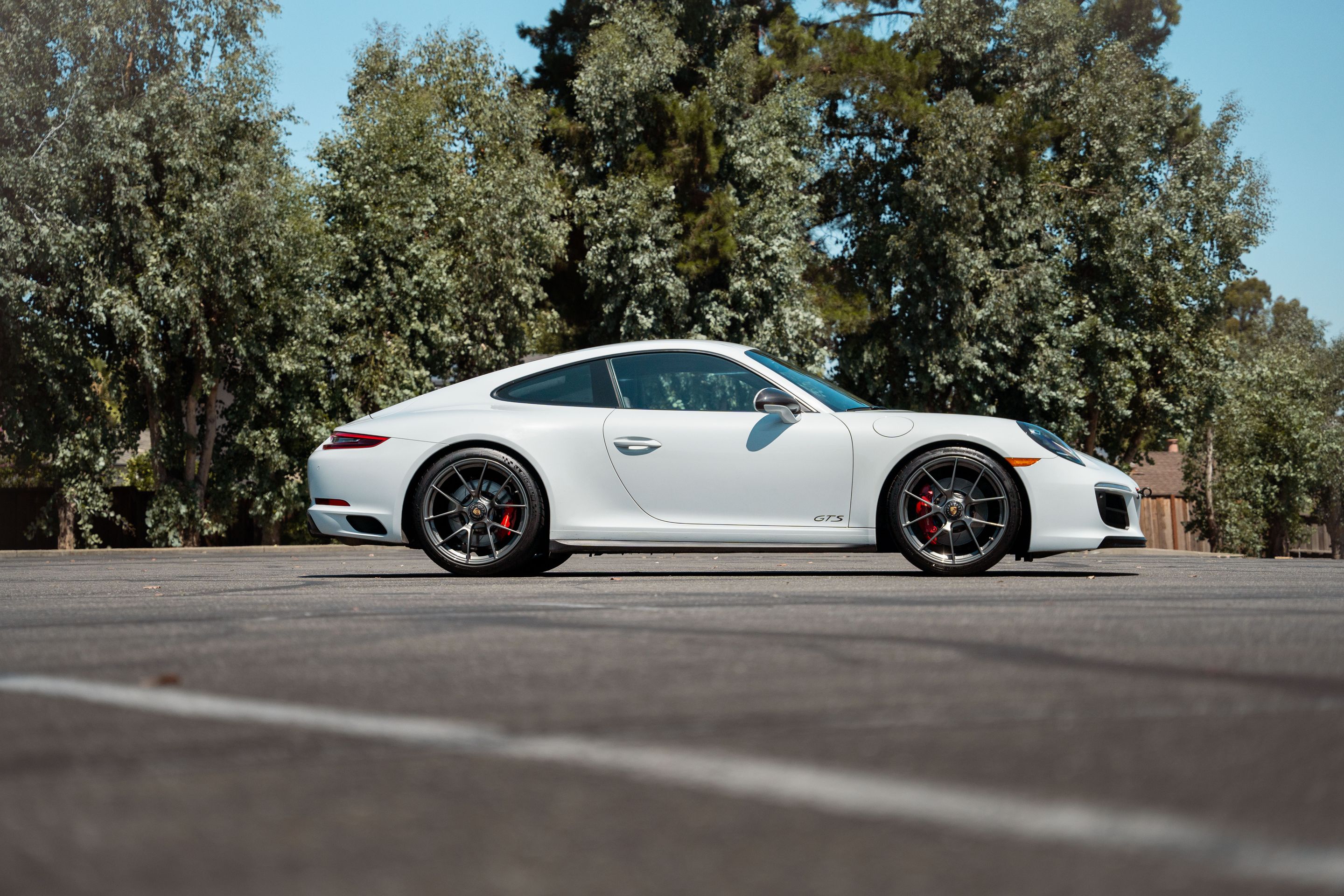 White Porsche 911 991.2 Carrera GTS with 20" VS-5RS Apex wheels in Anthracite