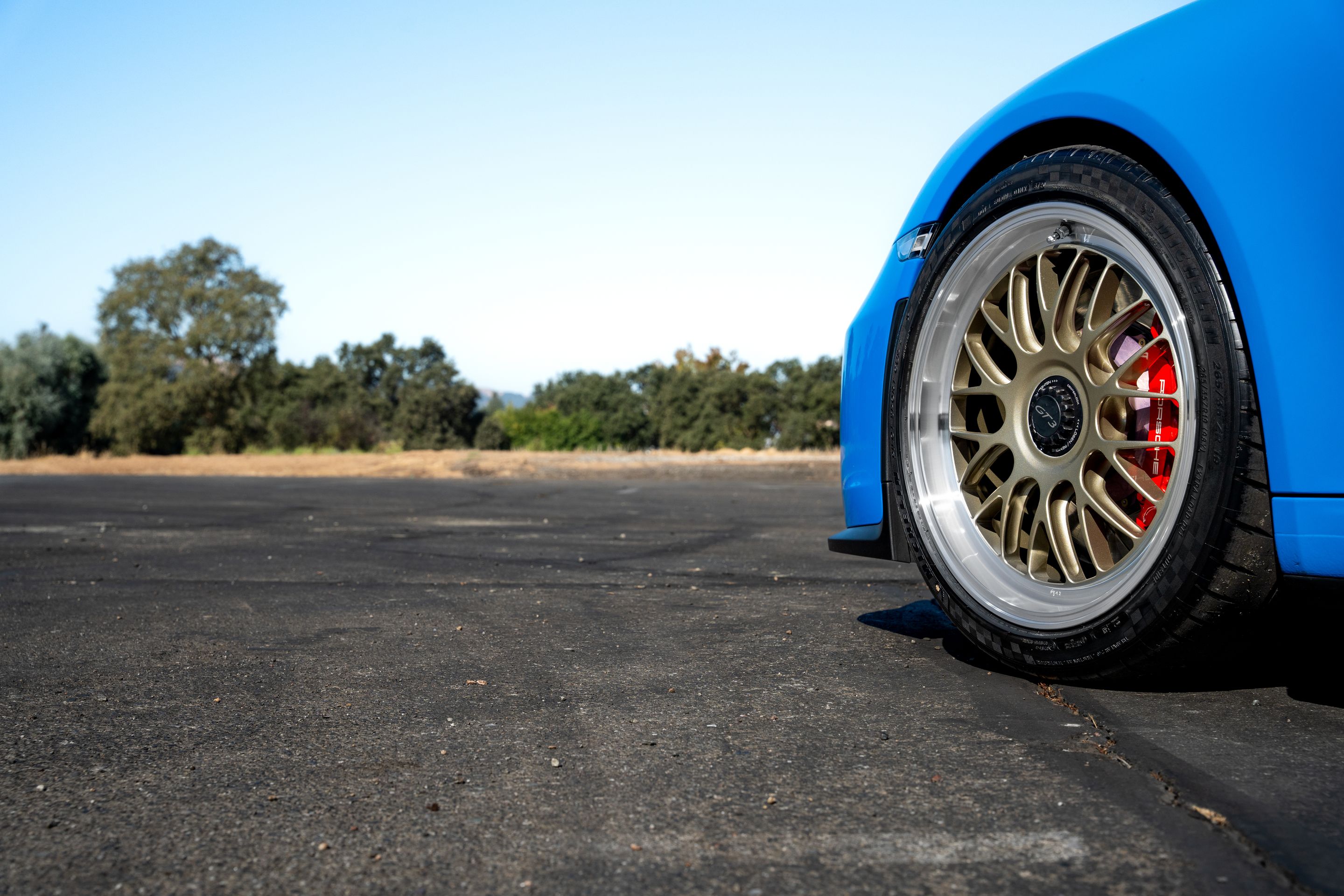 Blue Porsche 911 991.2 GT3 with 19" ML-10RT Apex wheels in Machined Lip Gloss Motorsport Gold