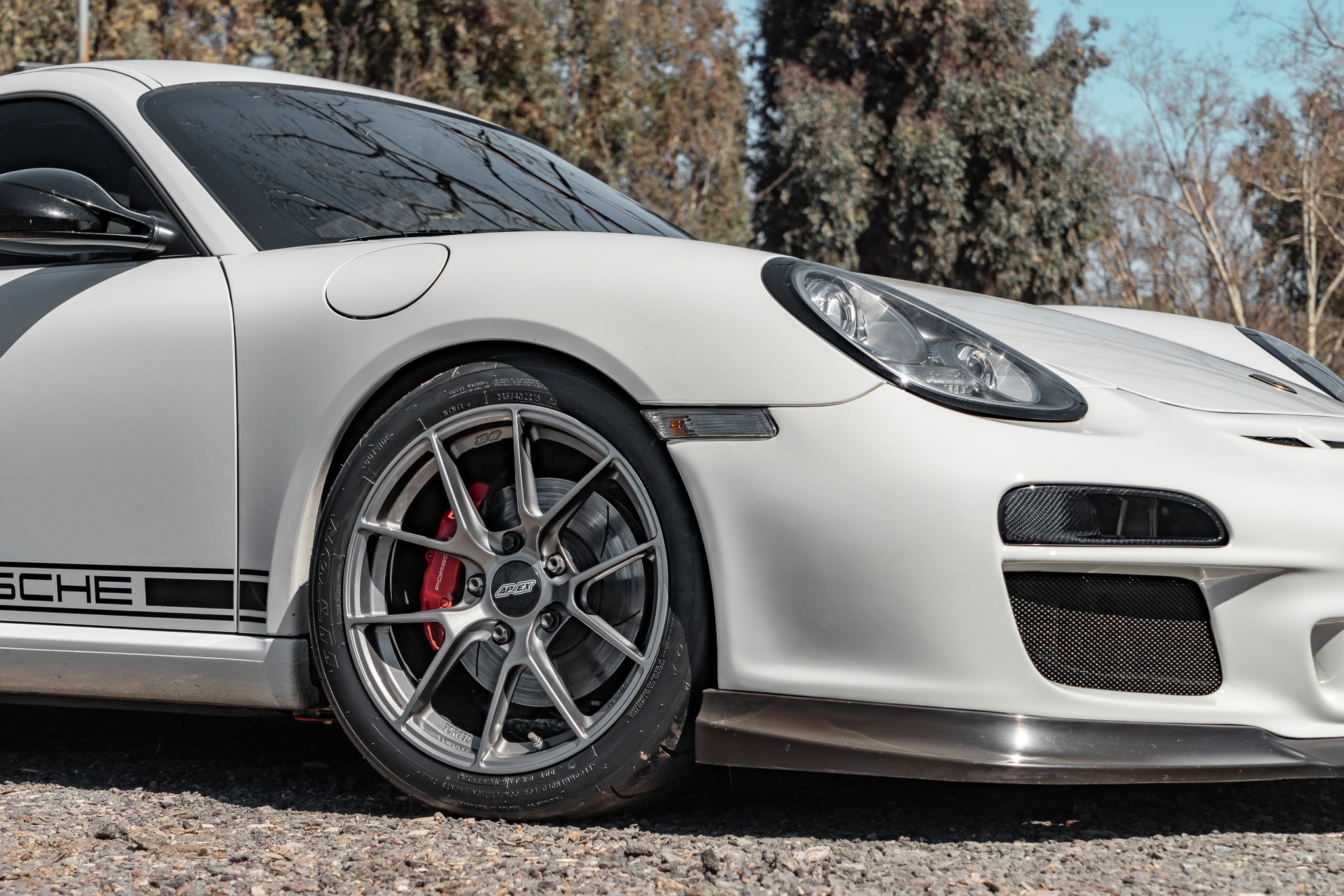 White Porsche 987 Cayman R with 18" VS-5RS Apex wheels in Anthracite