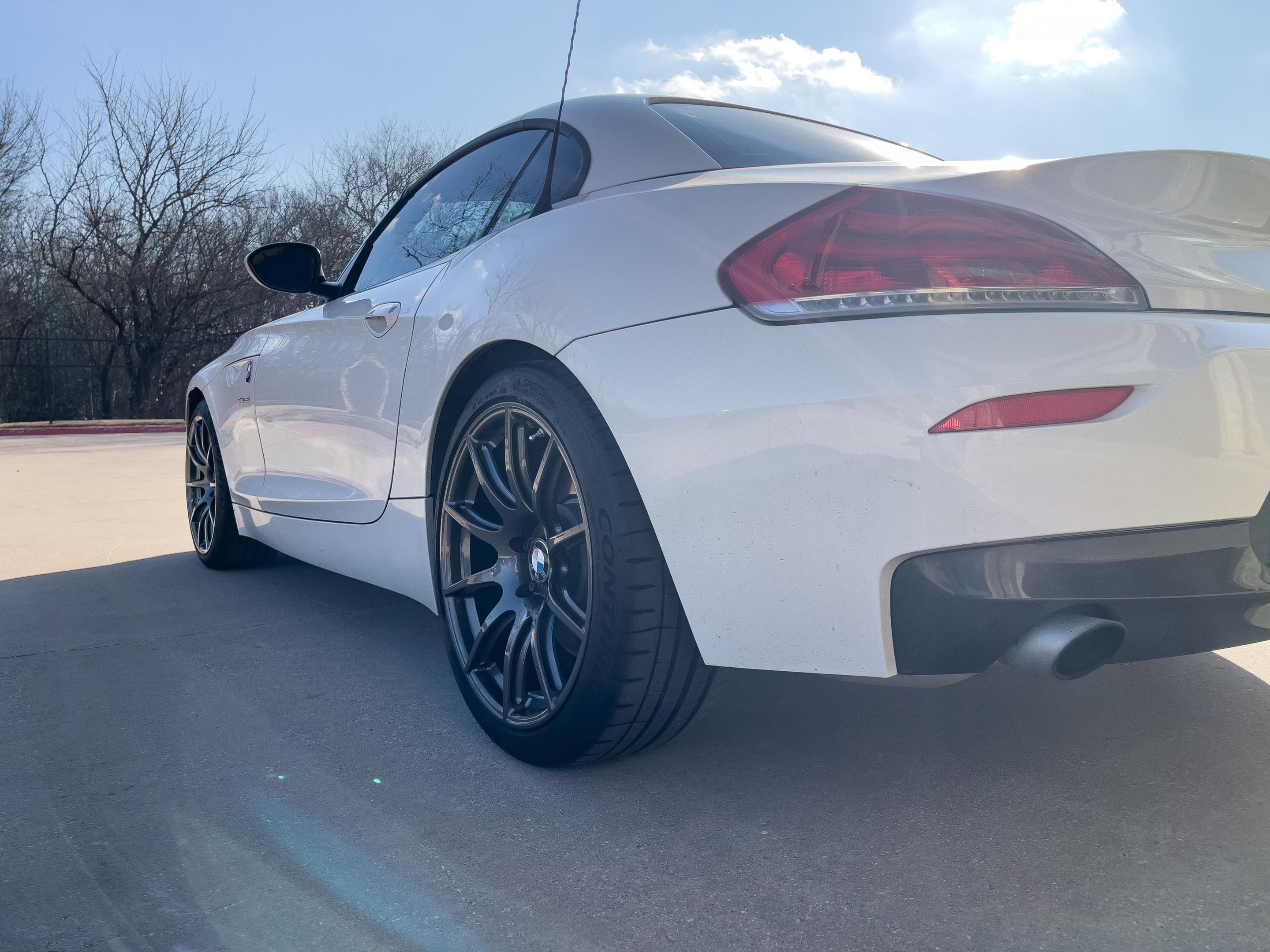 White BMW E89 Z4 with 19" SM-10 Apex wheels in Anthracite