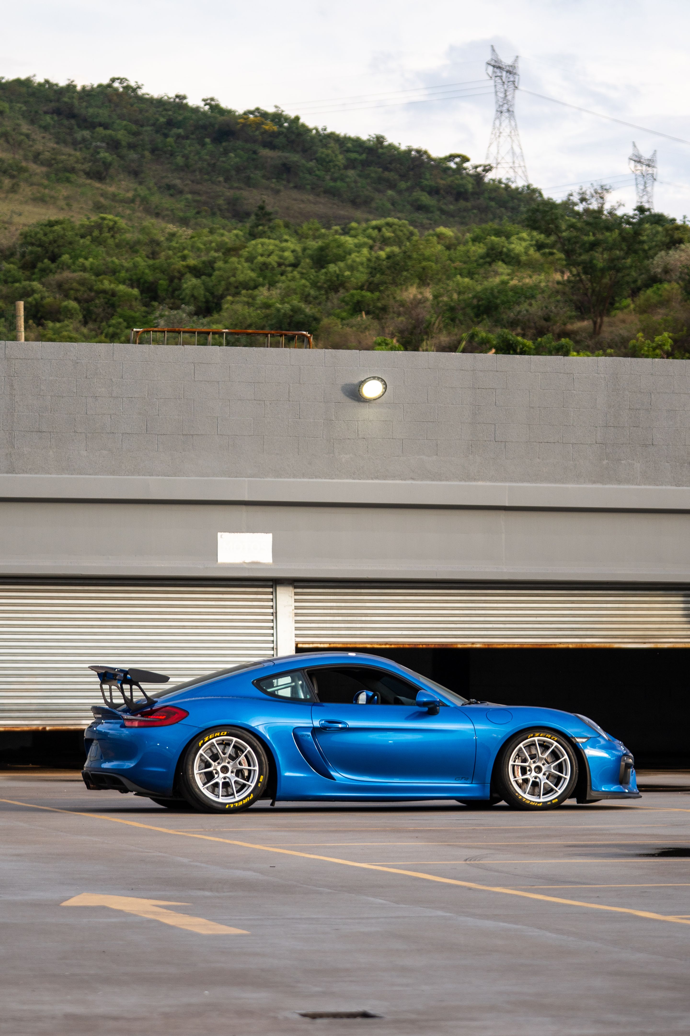Blue Porsche 981 Cayman GT4 with 18" VS-5RE Apex wheels in Race Silver