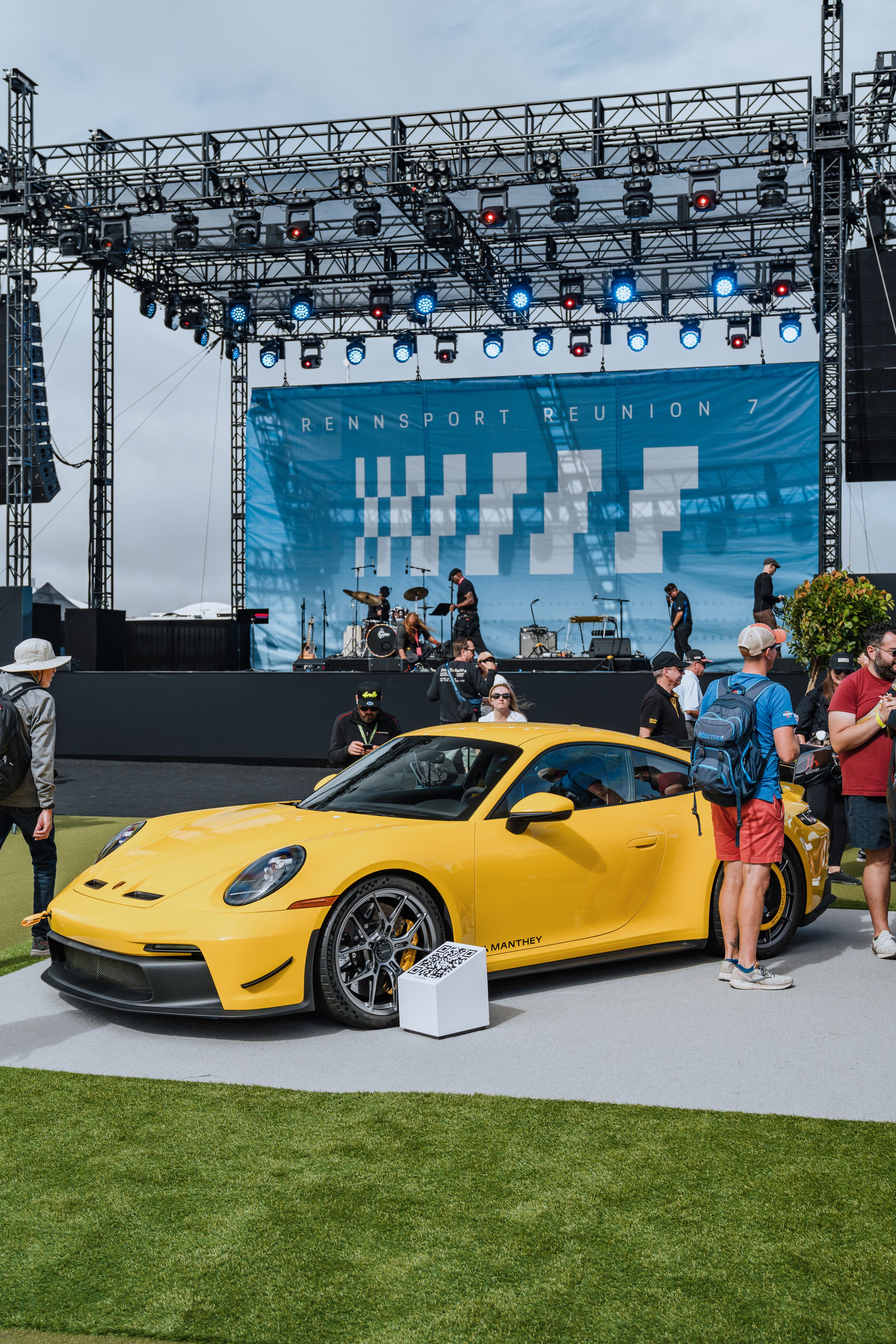 White Porsche 911 996 GT2 with 18" EC-7RS Apex wheels in Anthracite