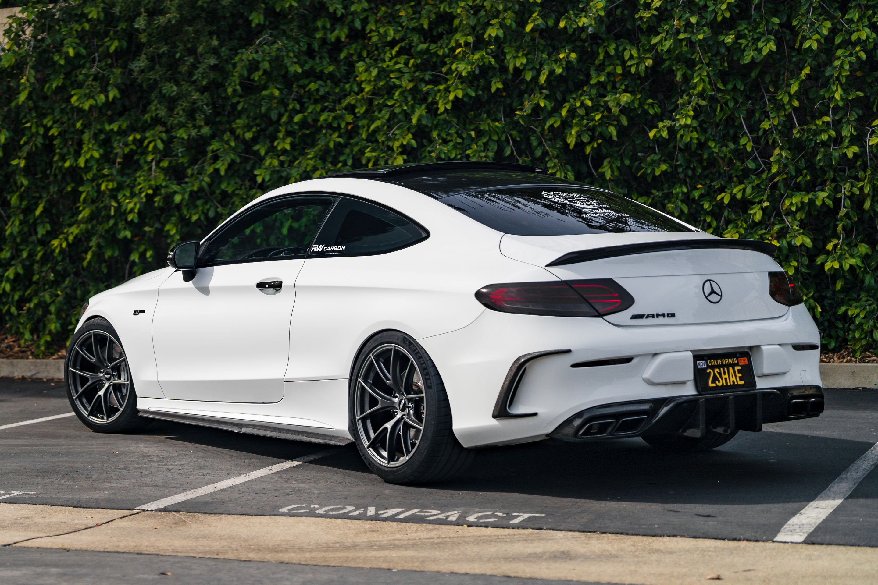 White Mercedes-Benz BR205 C-Class AMG with 19" VS-5RS Apex wheels in Anthracite