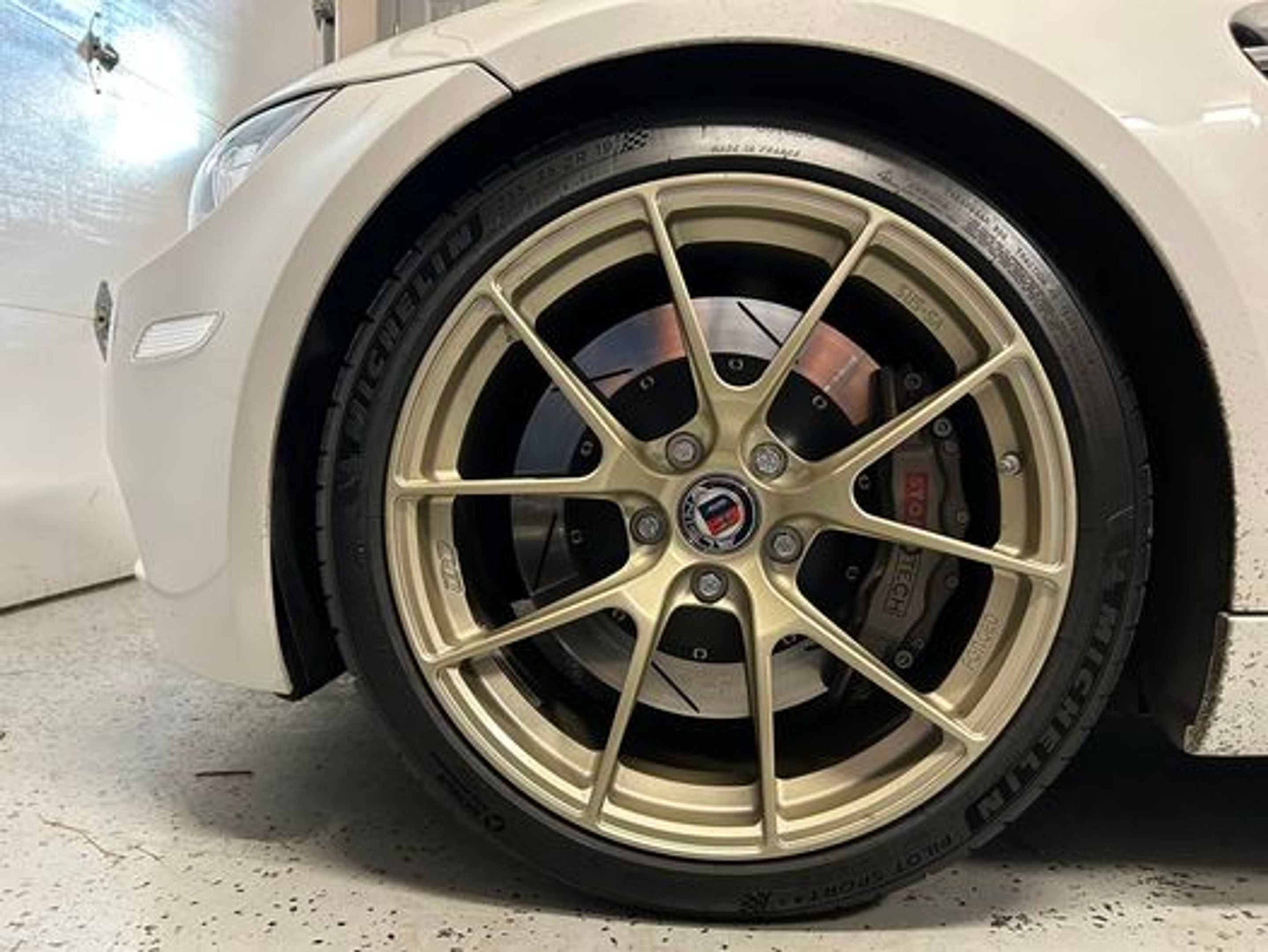 White BMW E92 Coupe M3 with 19" VS-5RS Apex wheels in Motorsport Gold