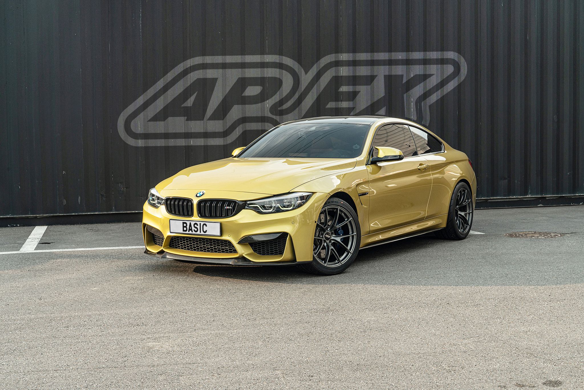 Yellow BMW F82 Coupe M4 with 19" VS-5RS Apex wheels in Anthracite