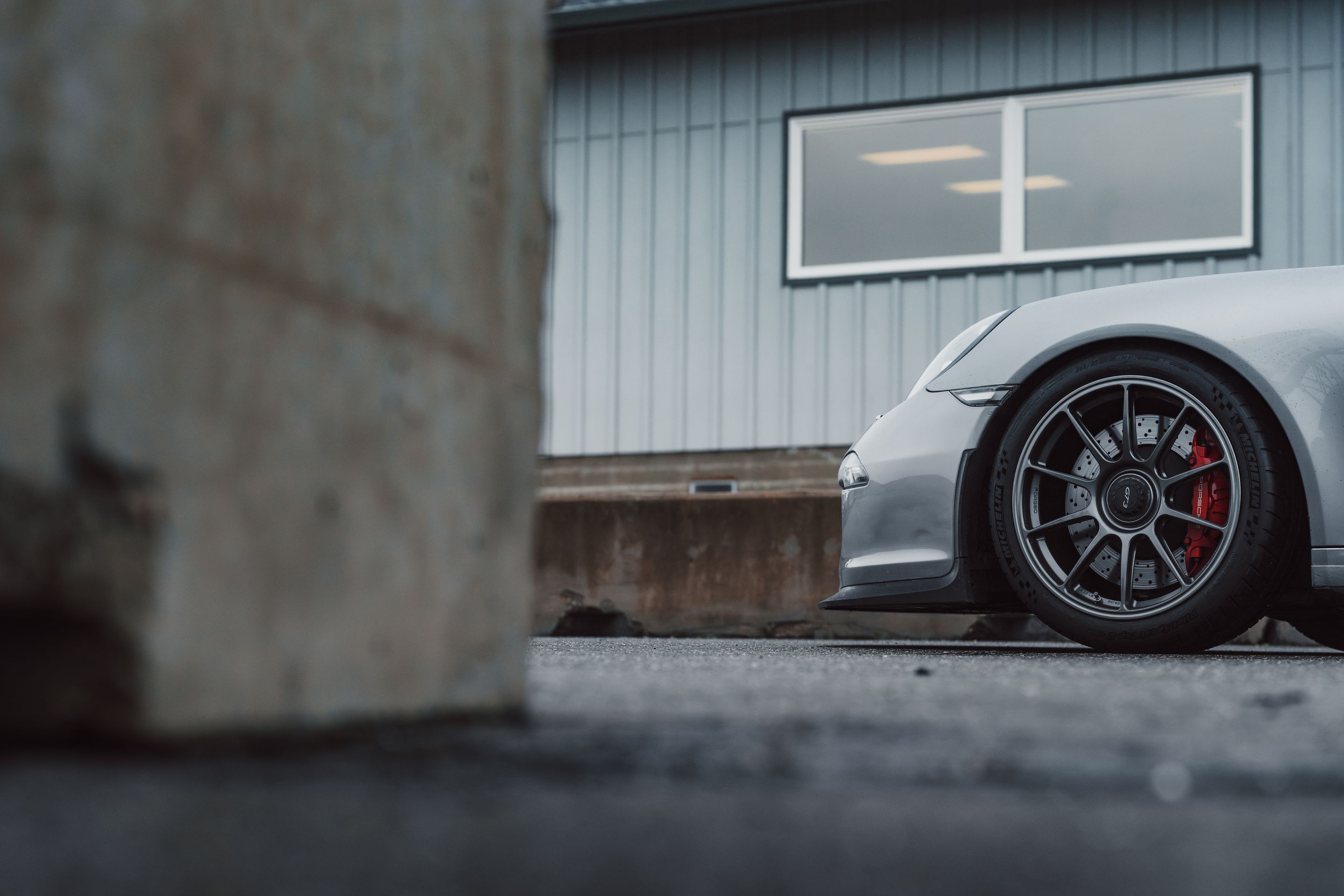 Silver Porsche 911 991.1 GT3 with 19" SM-10RE Apex wheels in Anthracite