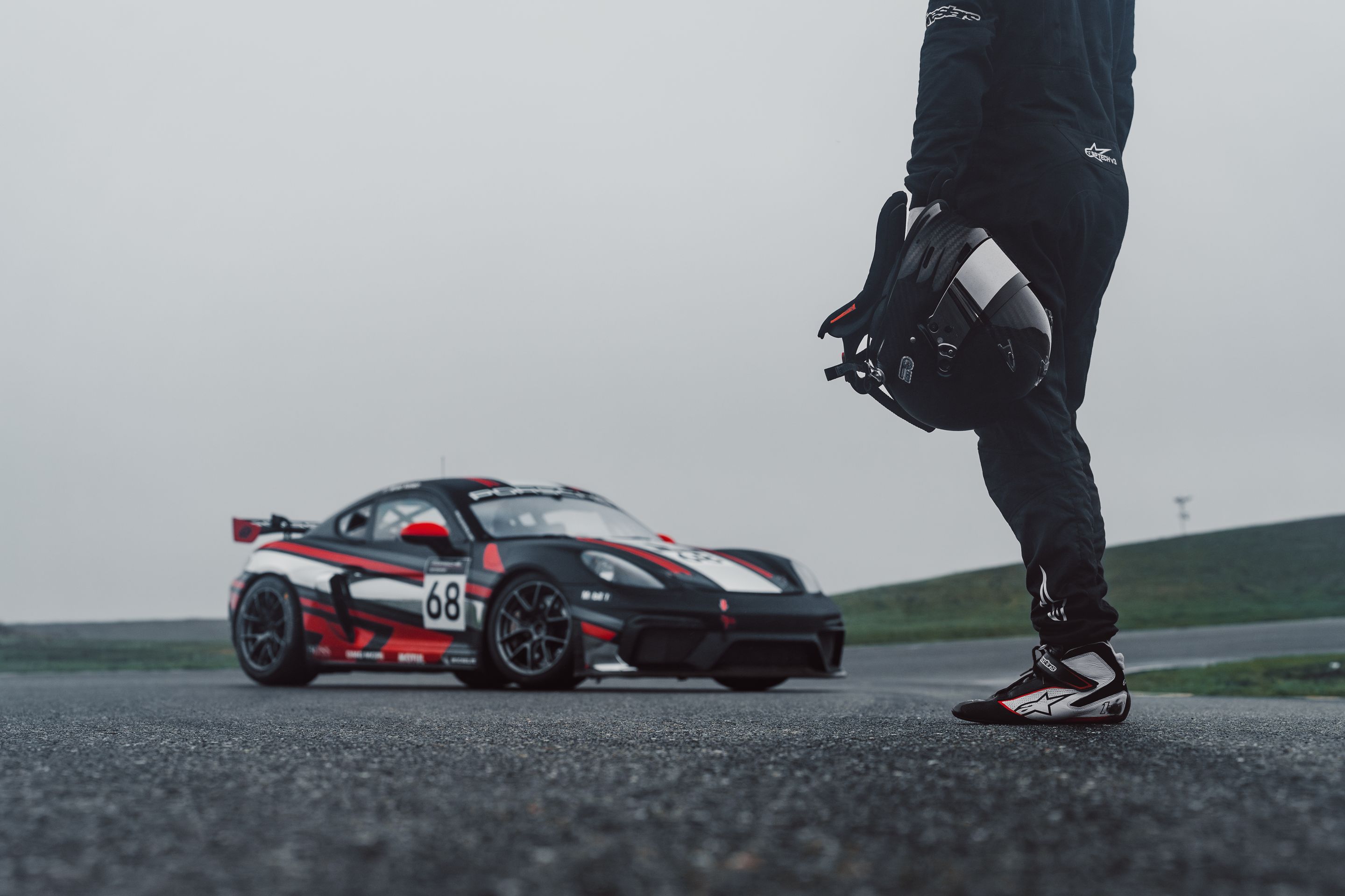 Black Porsche 718 Cayman GT4 Clubsport with 18" VS-5RE Apex wheels in Anthracite