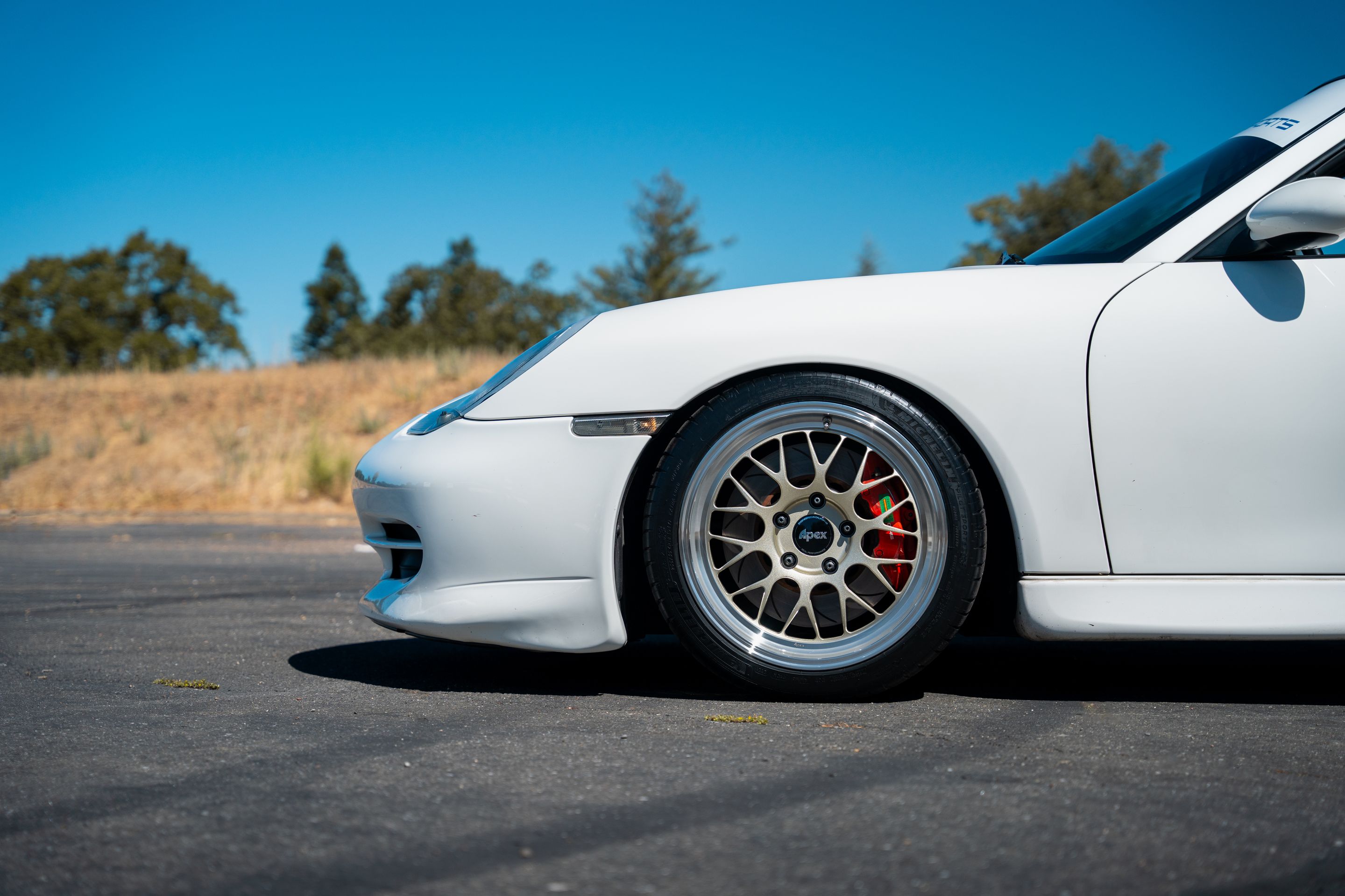 White Porsche 911 996 Carrera with 18" ML-10RT Apex wheels in Machined Lip Gloss Motorsport Gold