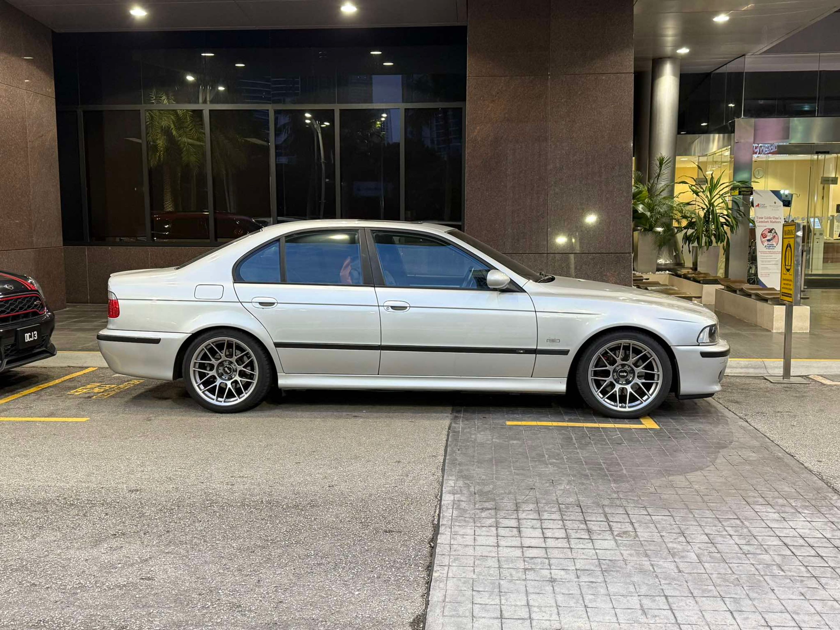 Silver BMW E39 M5 with 18" ARC-8 Apex wheels in Hyper Black