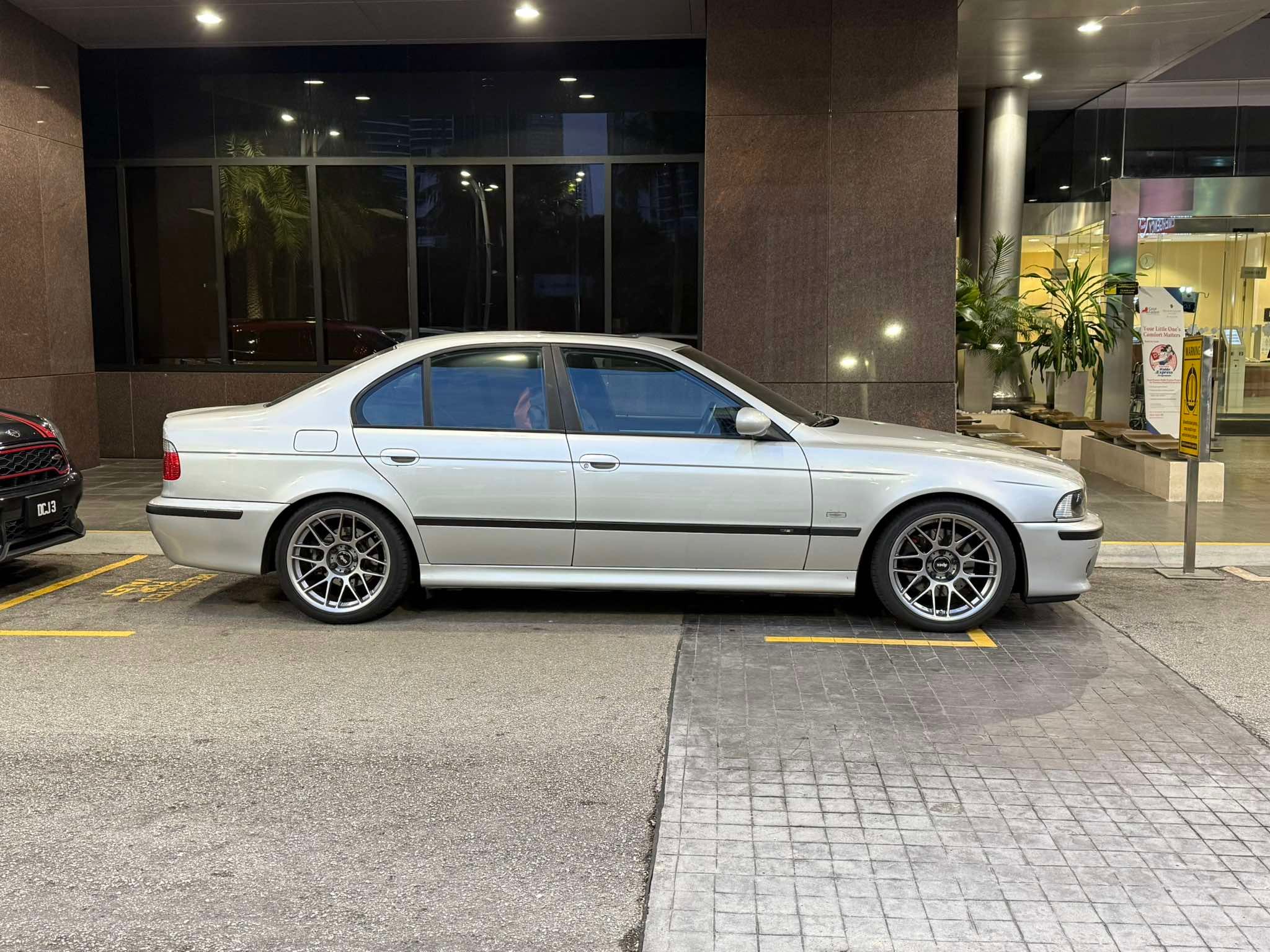 Silver BMW E39 M5 with 18" ARC-8 Apex wheels in Hyper Black