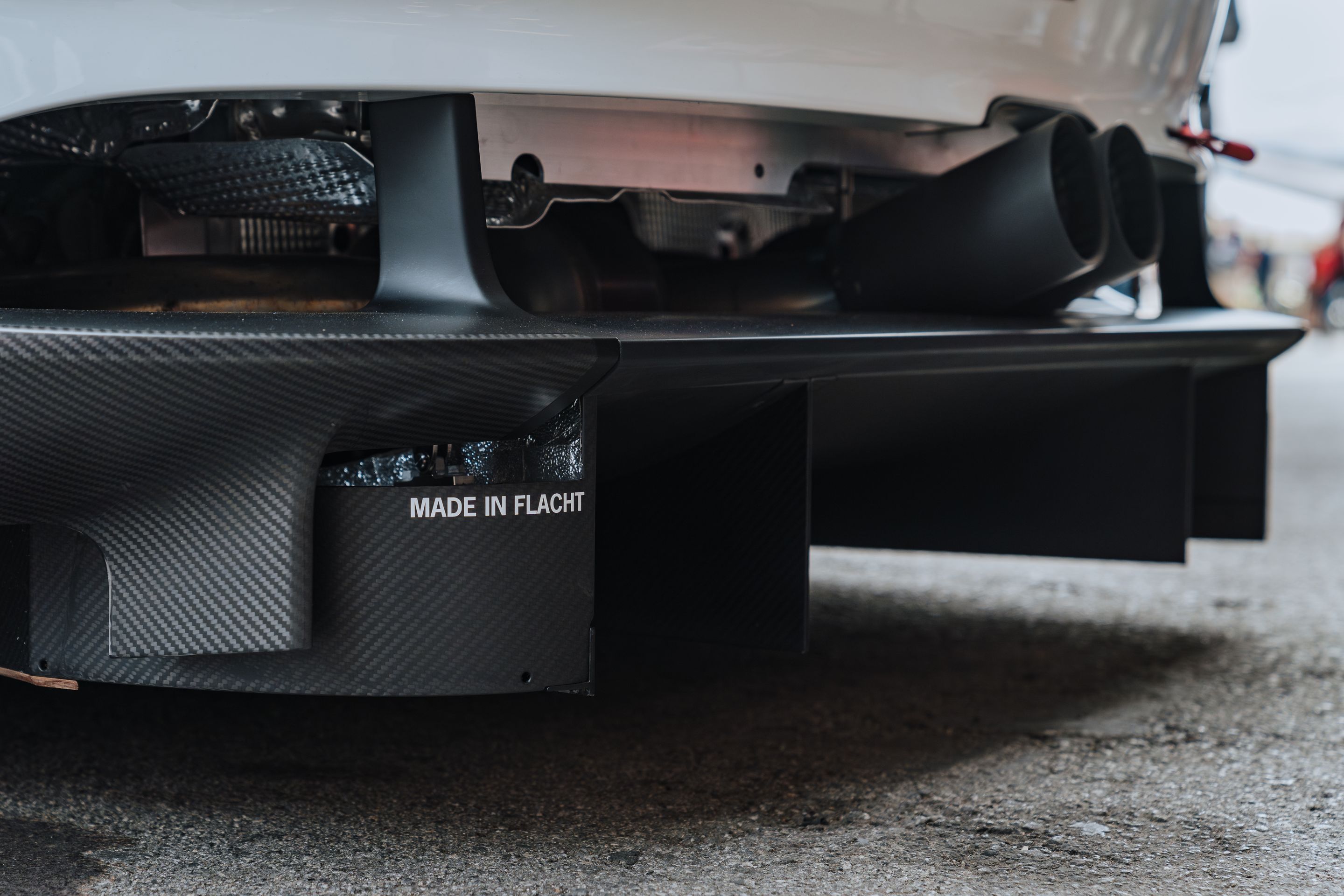 White Porsche 911 996 GT2 with 18" EC-7RS Apex wheels in Anthracite