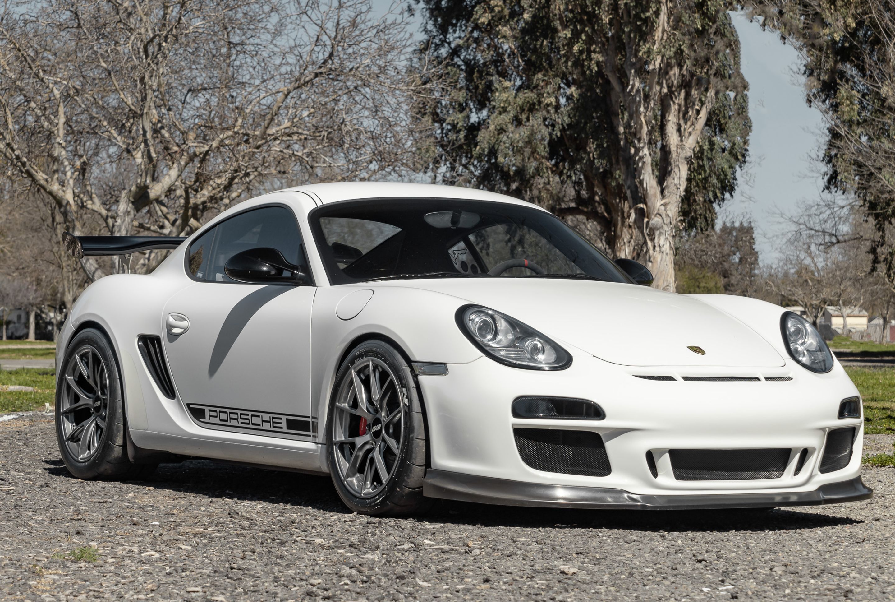 White Porsche 987 Cayman R with 18" VS-5RS Apex wheels in Anthracite