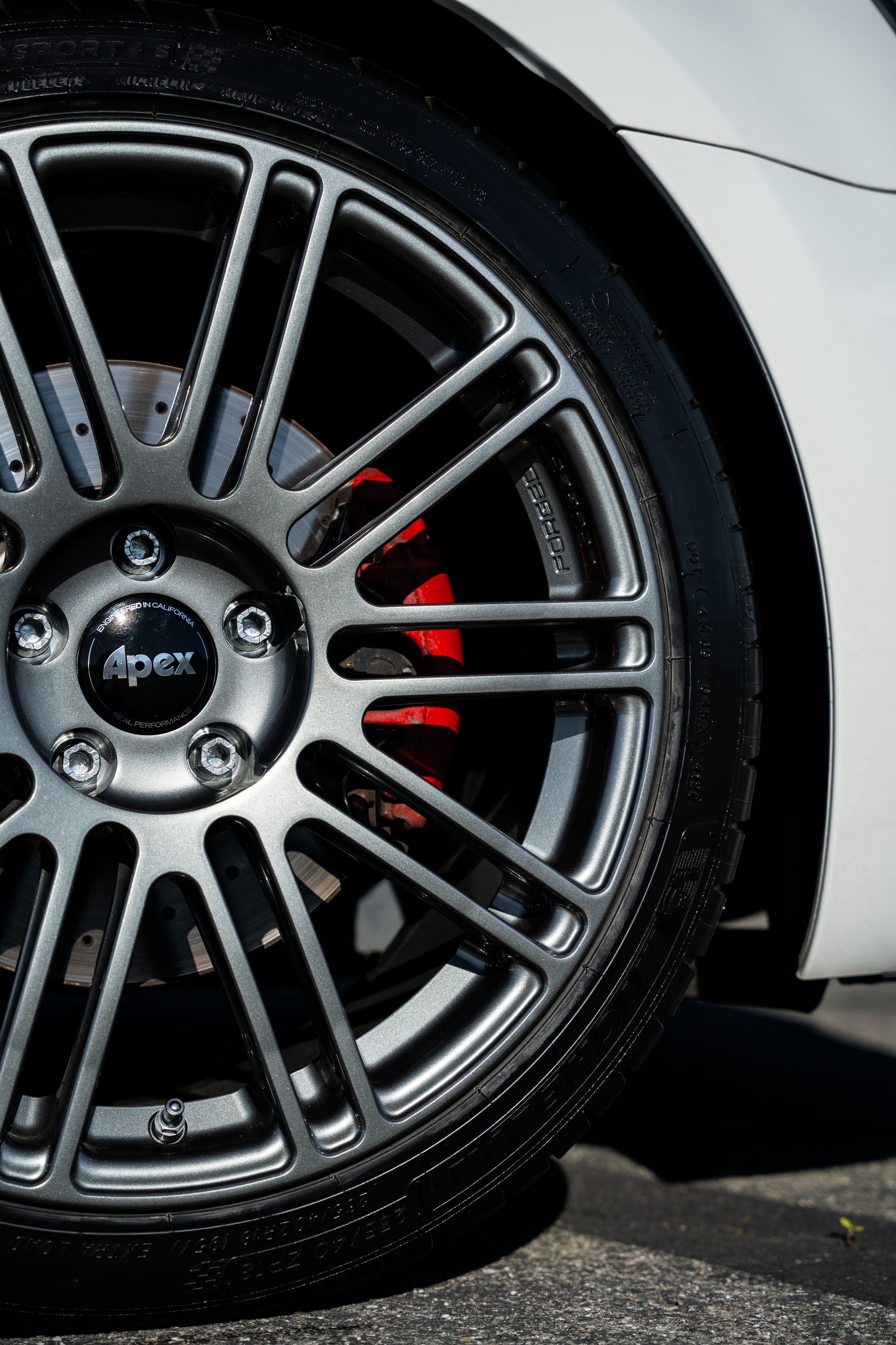 White VW MK6 GTI with 18" TC-10RT Apex wheels in Anthracite