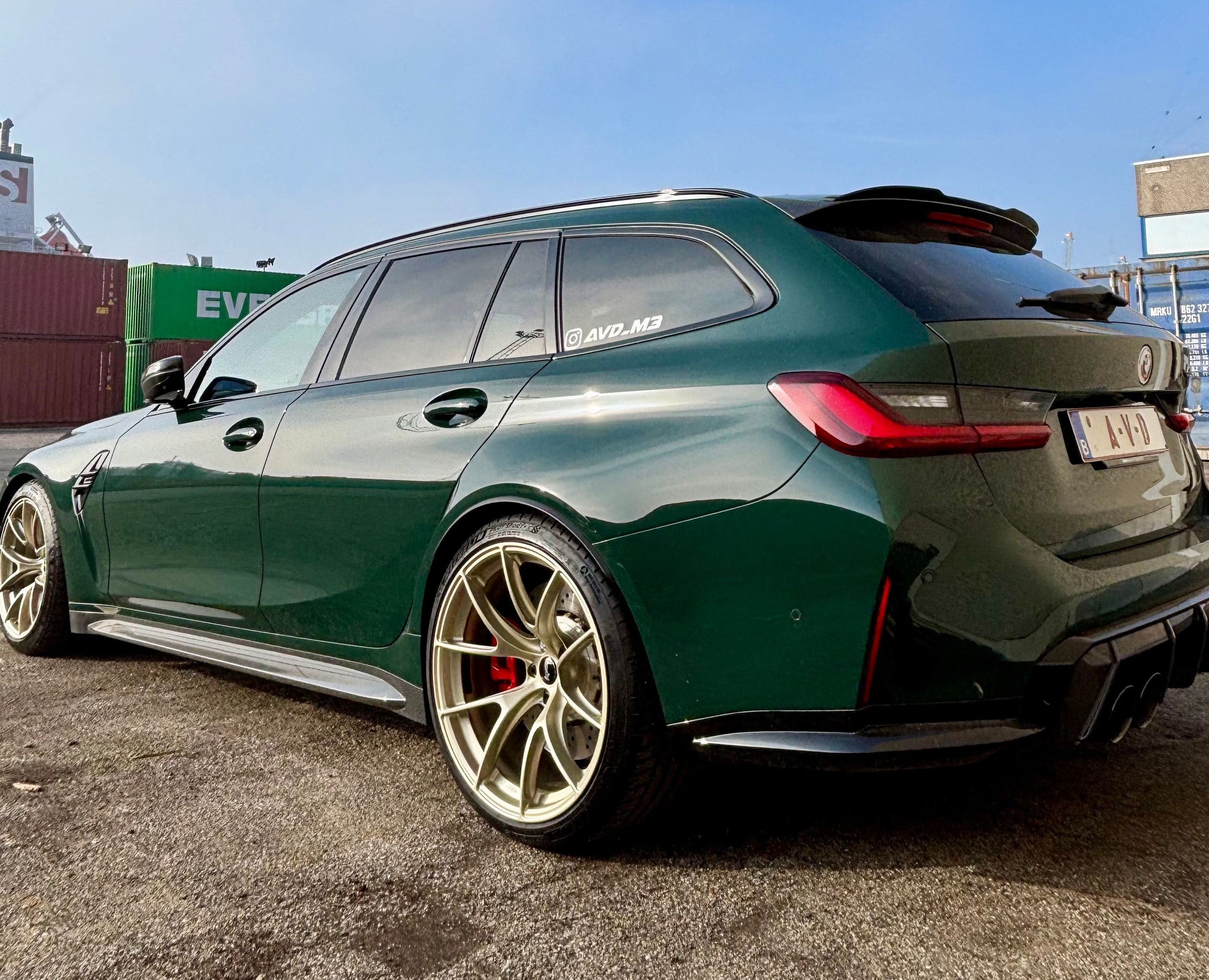 Green BMW G80 M3 with 19"/20" VS-5RS Apex wheels in Motorsport Gold