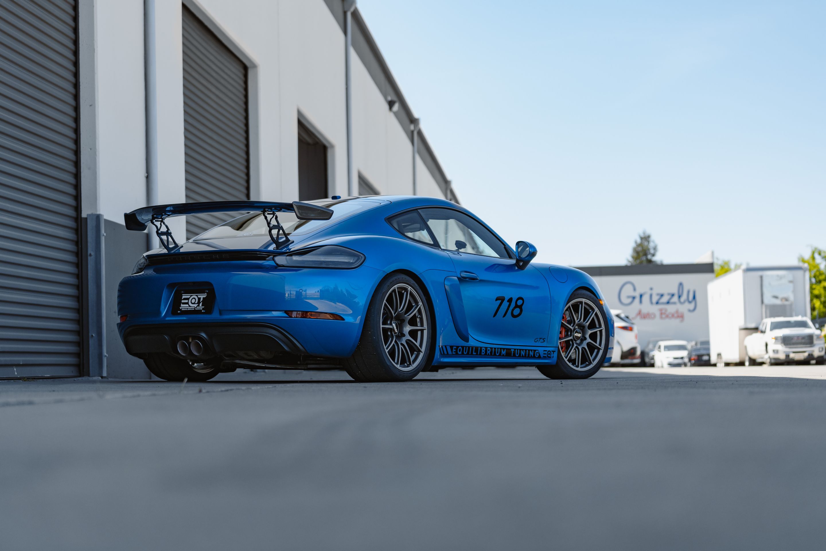 Blue Porsche 718 Cayman GTS 2.5L with 19" SM-10 Apex wheels in Anthracite