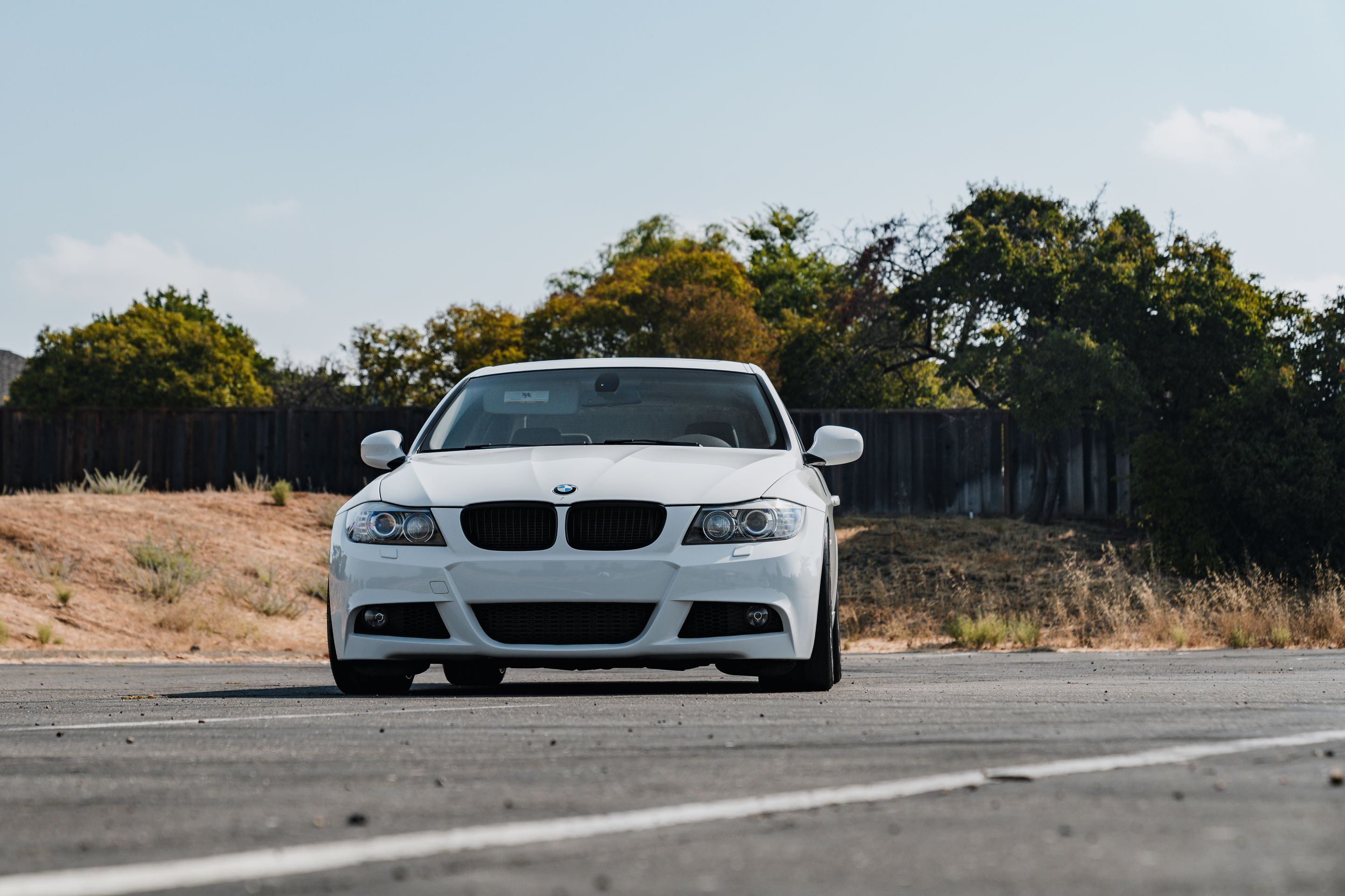 White BMW E90 LCI Sedan 3 Series with 17" ARC-8RT Apex wheels in Anthracite